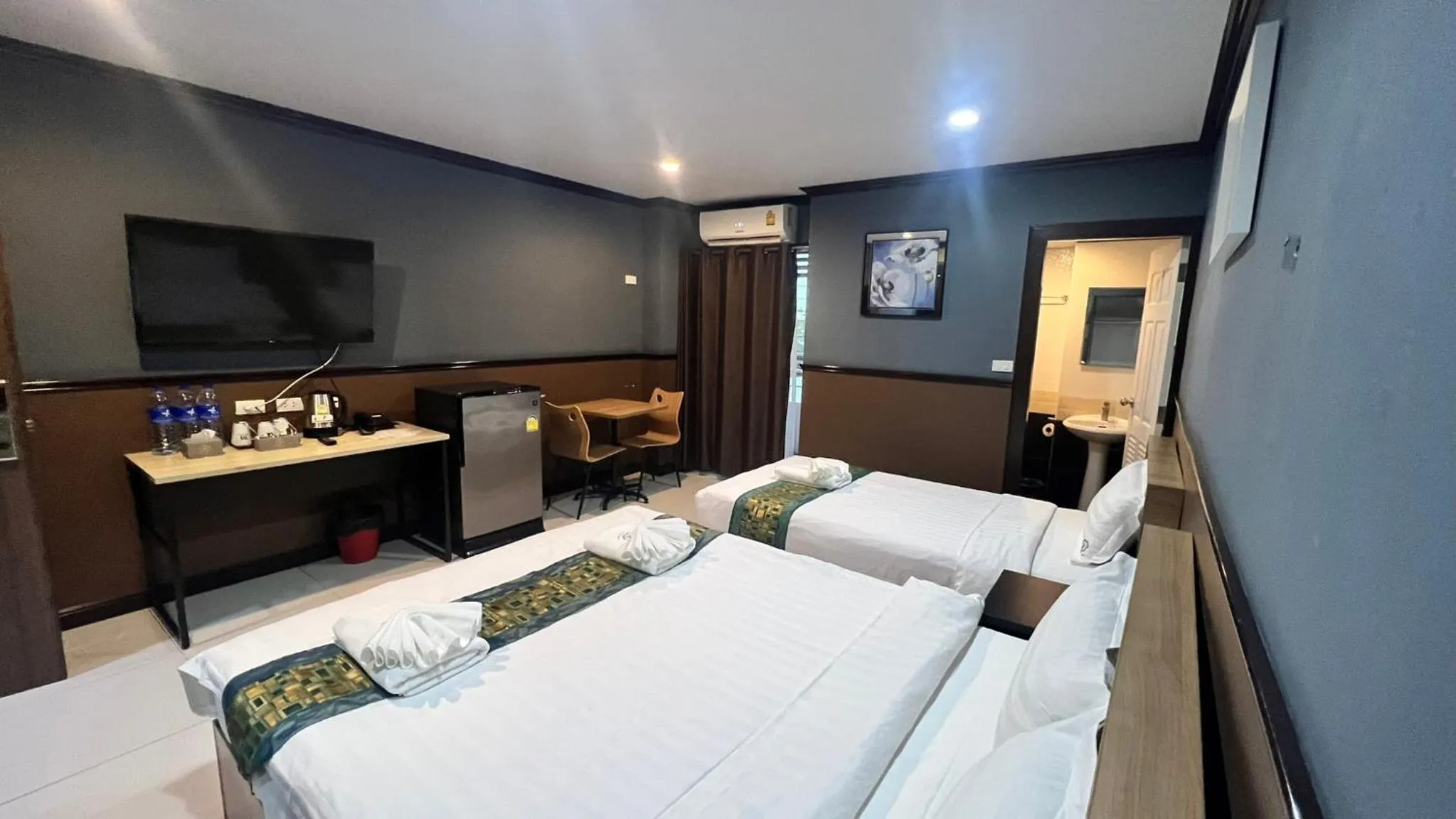 Bed in The Breton Hotel Media