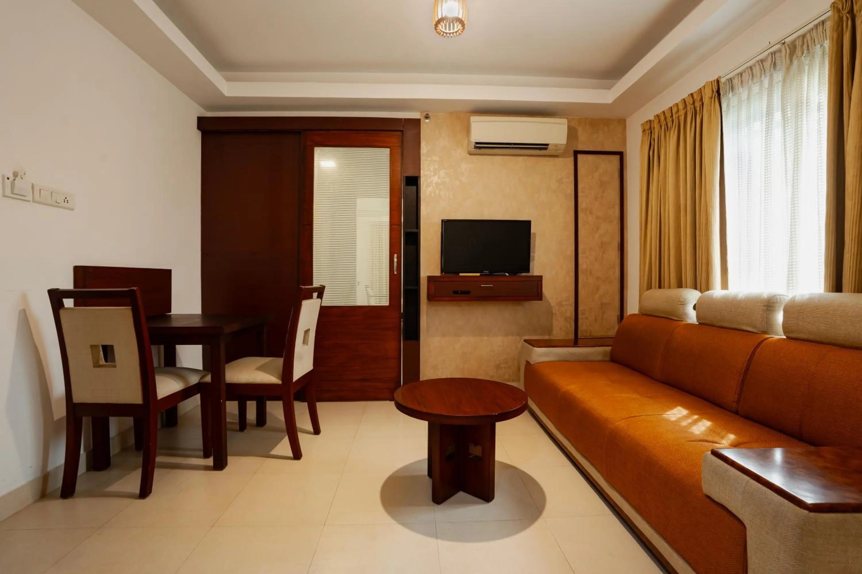 Living room in Hotel White Gate Residency -near to Vaikom Sri Mahadeva Temple