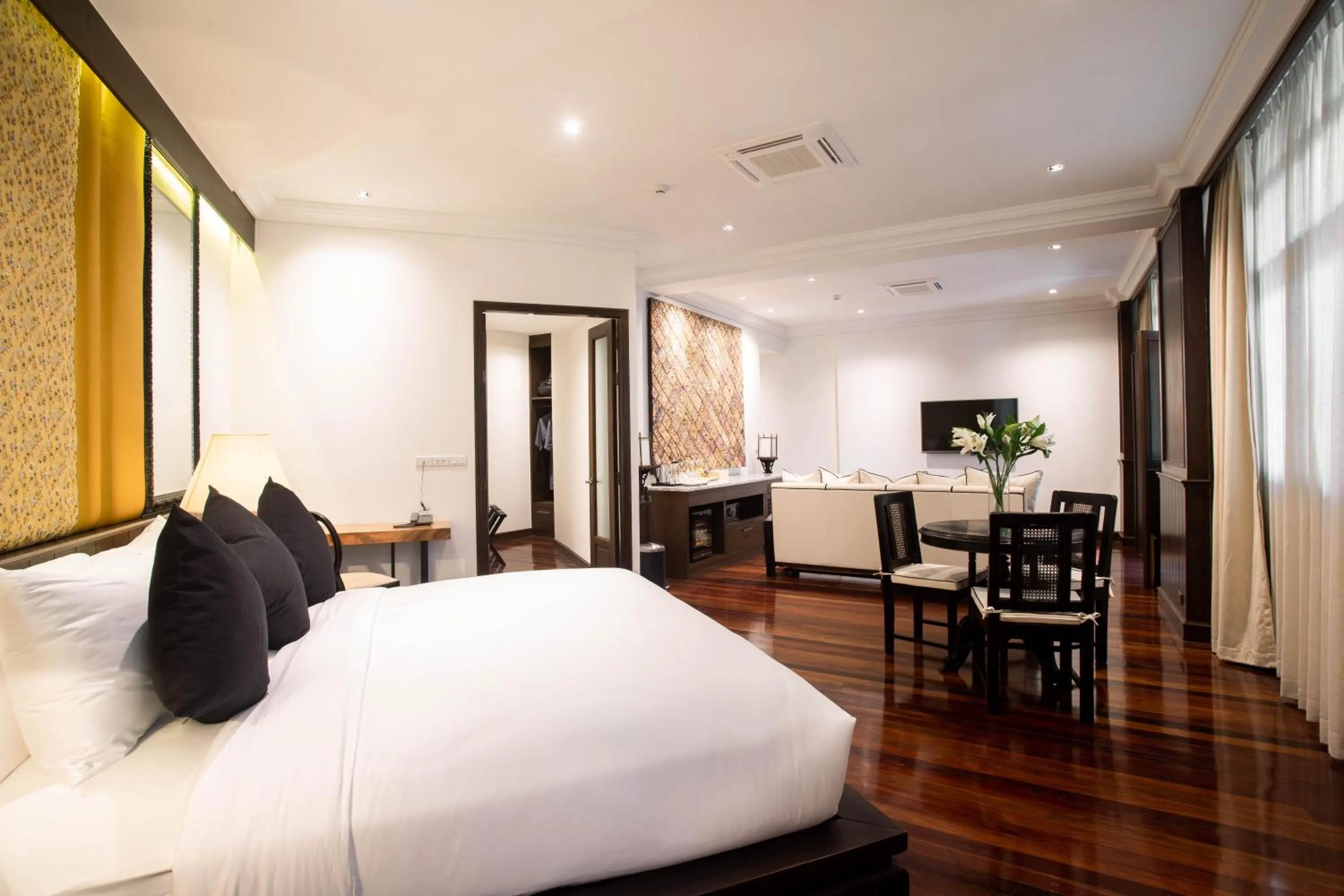 Photo of the whole room, Bed in The Bridge An Eclectic Luxotel