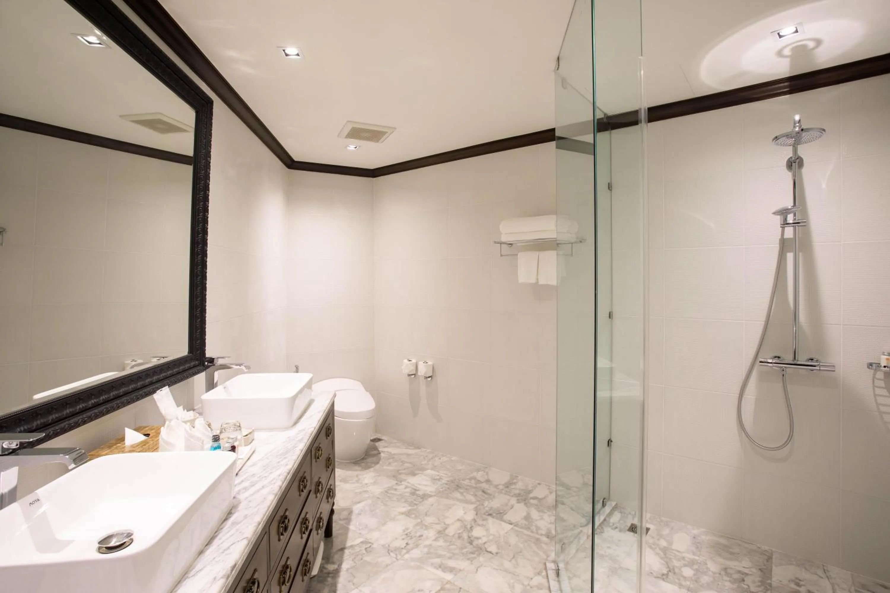 Shower in The Bridge An Eclectic Luxotel