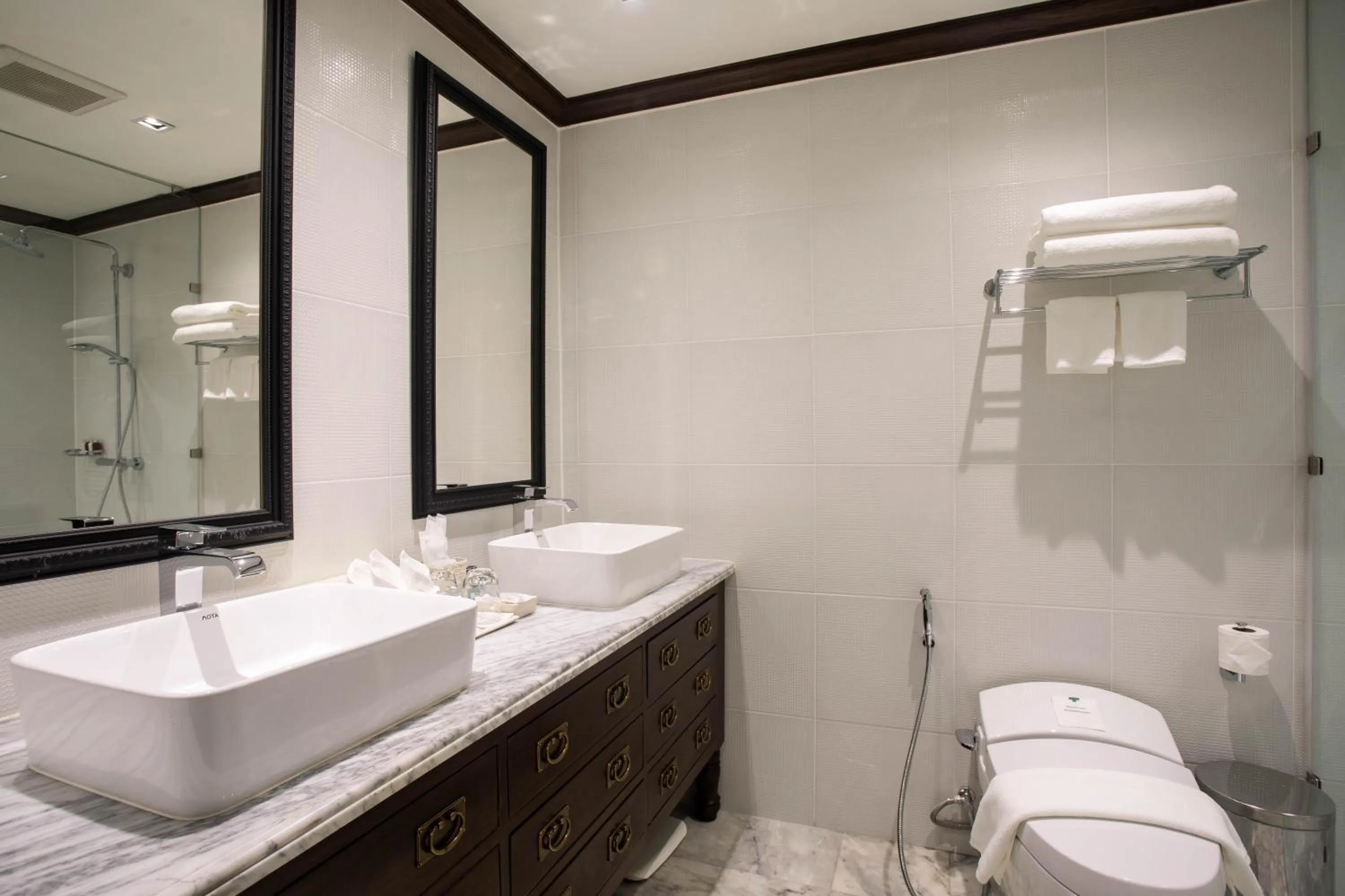 Toilet in The Bridge An Eclectic Luxotel