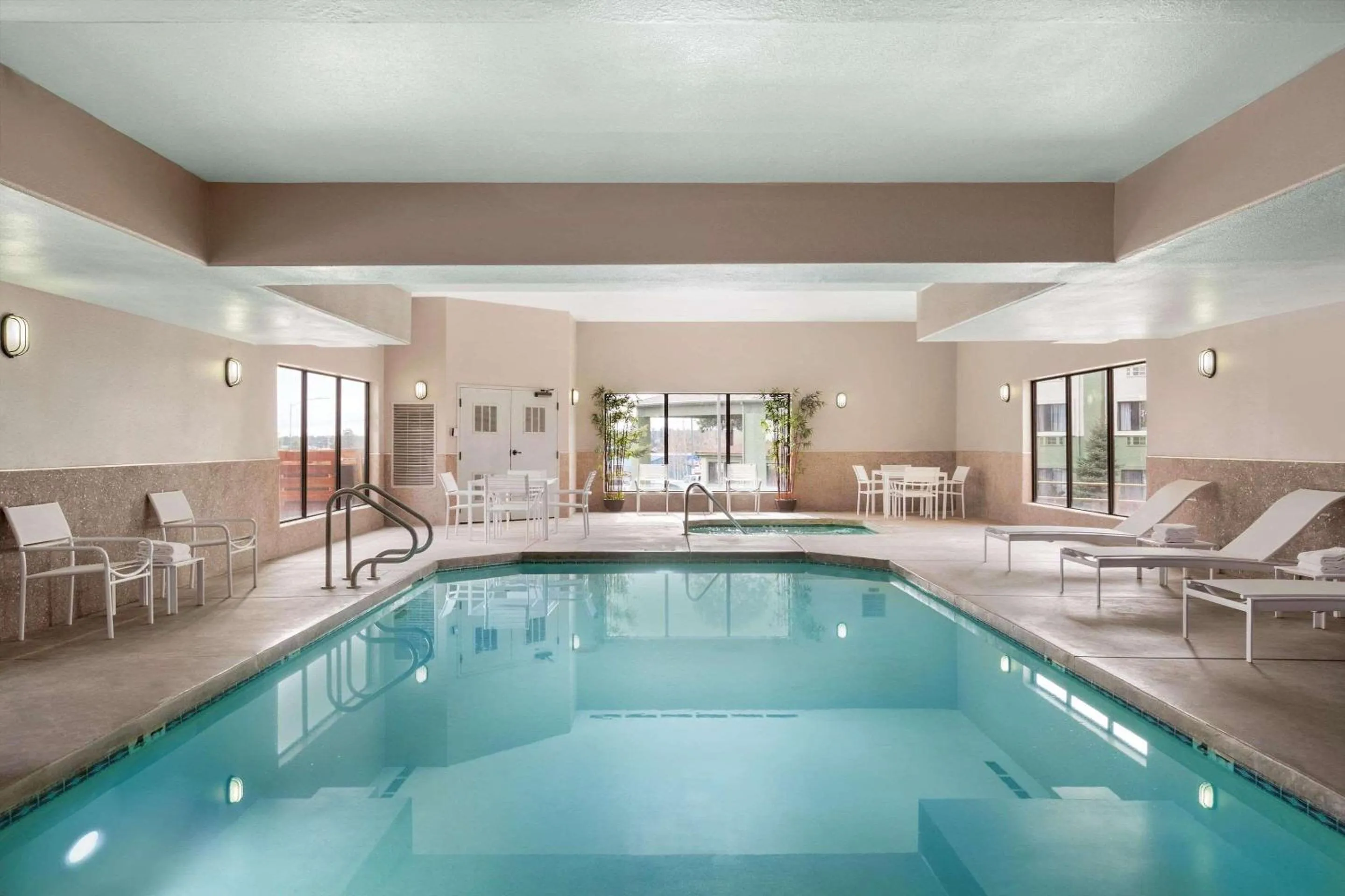 Swimming pool in Country Inn & Suites by Radisson, Flagstaff, AZ