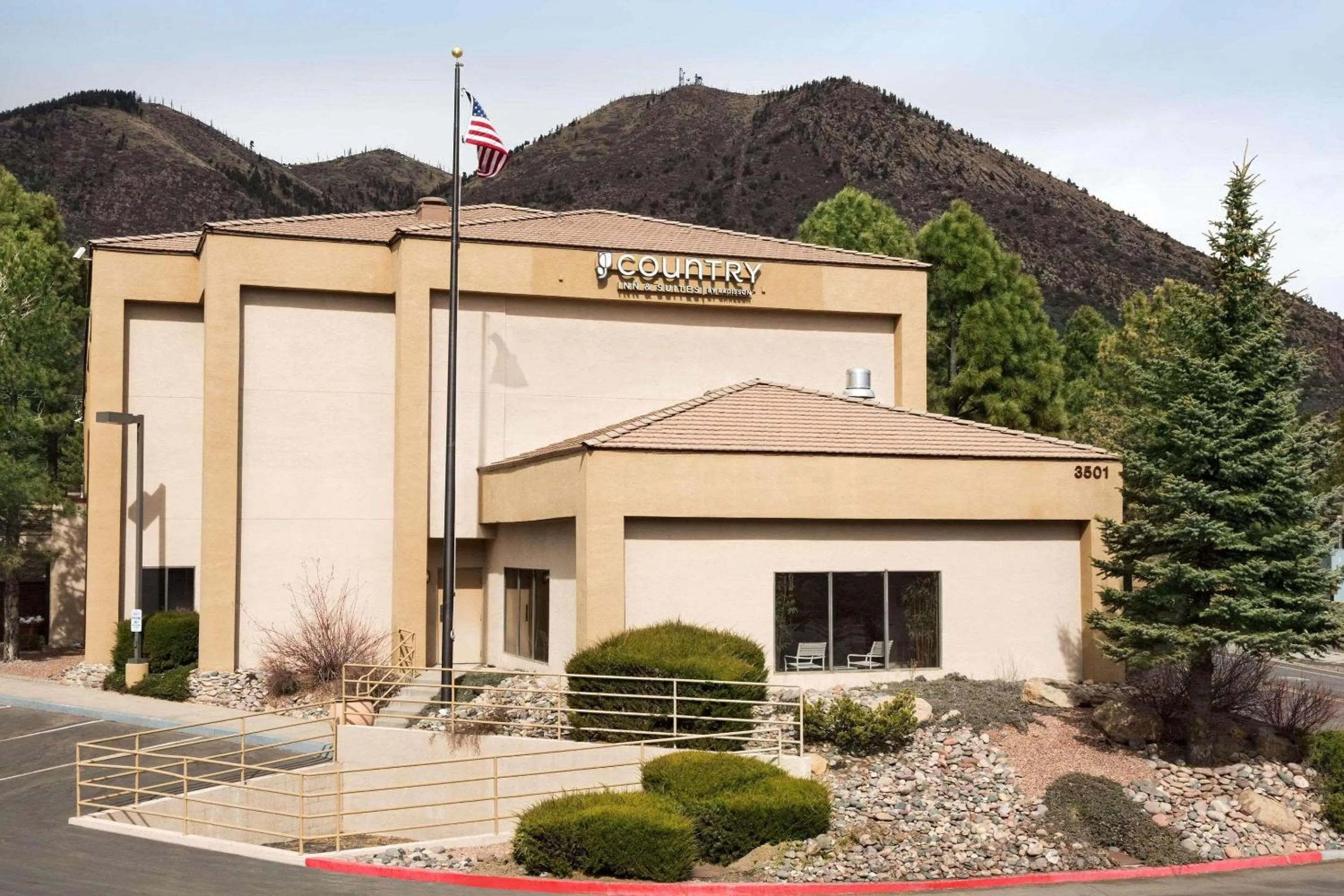 Property building in Country Inn & Suites by Radisson, Flagstaff, AZ