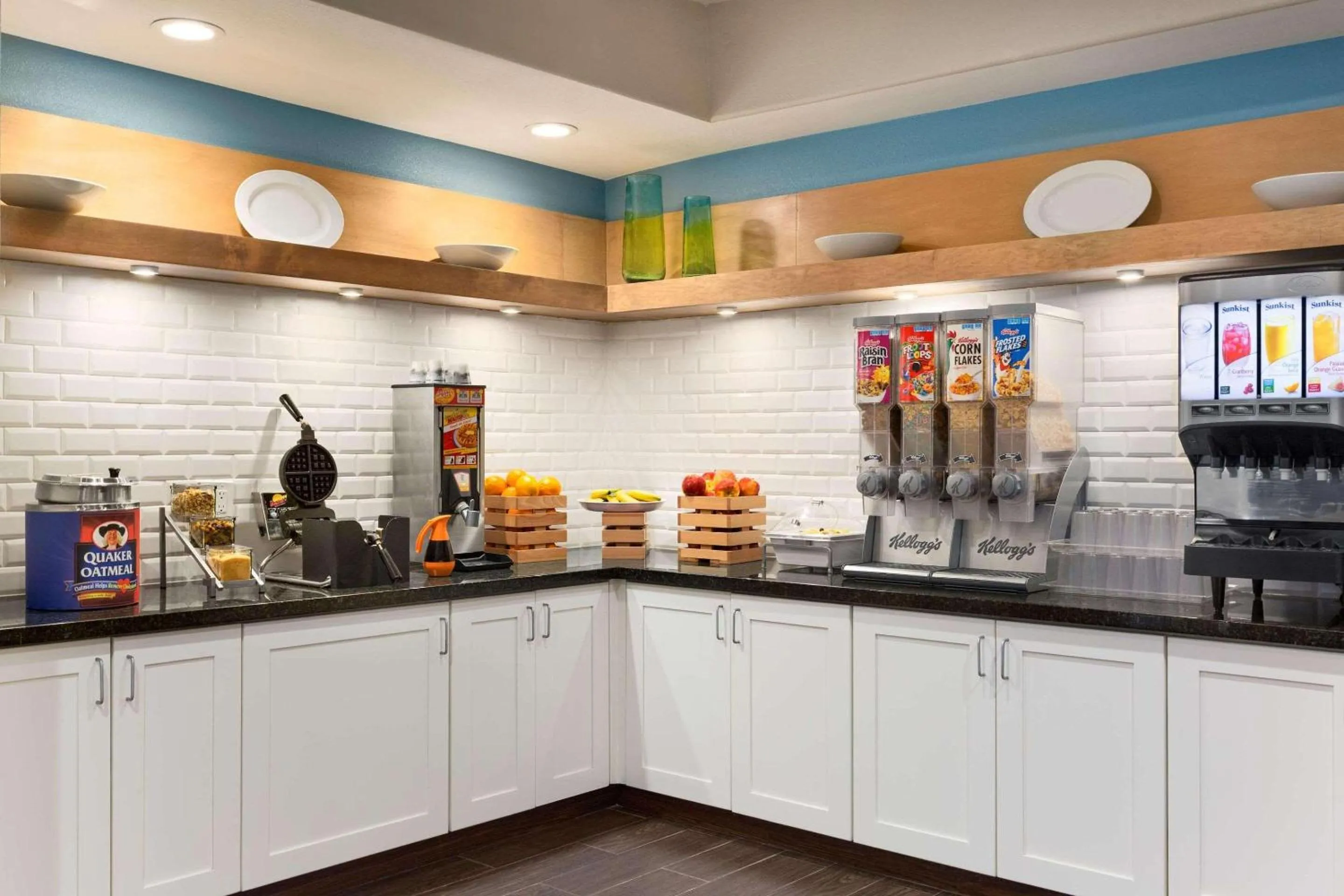 Breakfast in Country Inn & Suites by Radisson, Flagstaff, AZ