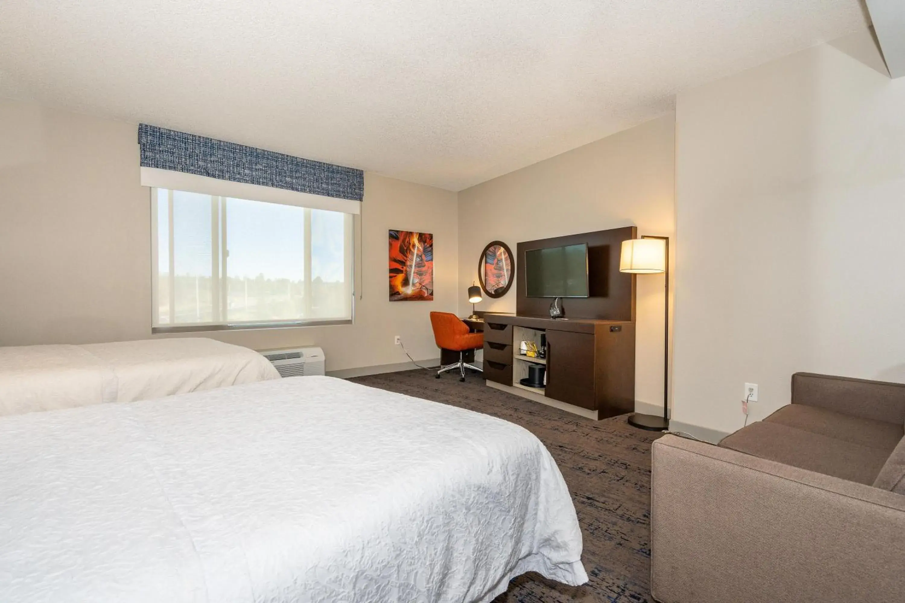 Living room, Bed in Hampton Inn & Suites Flagstaff - West Living room, Bed in Hampton Inn & Suites Flagstaff - West