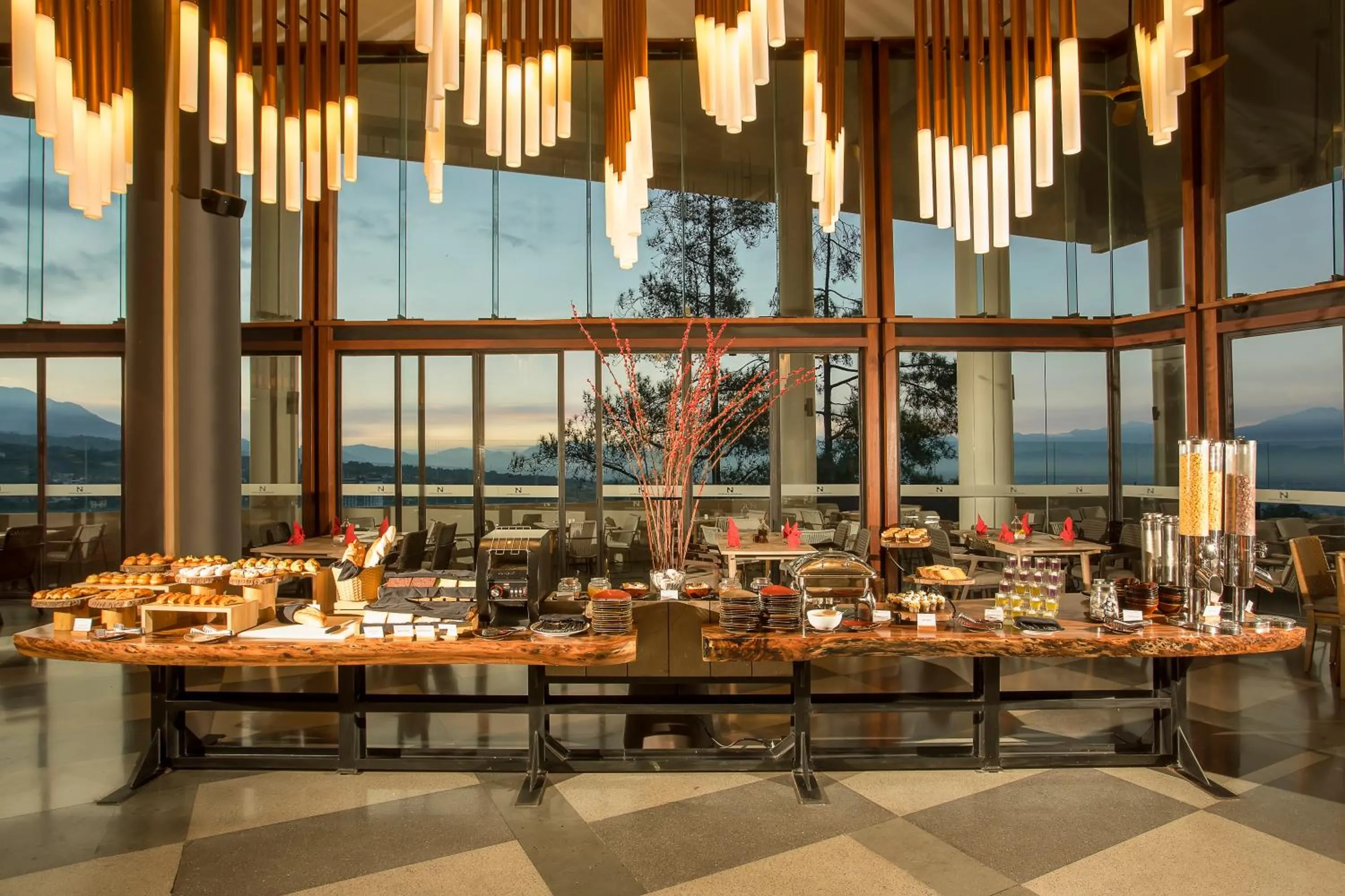 Restaurant/places to eat in Swiss-Belresort Dago Heritage