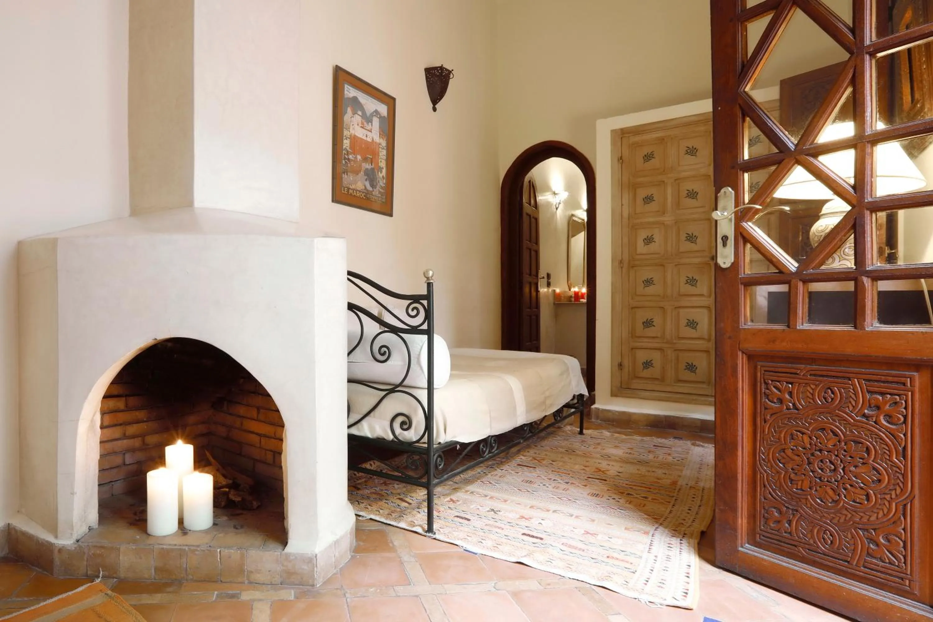 Seating area, Bed in Riad Daria Suites & Spa