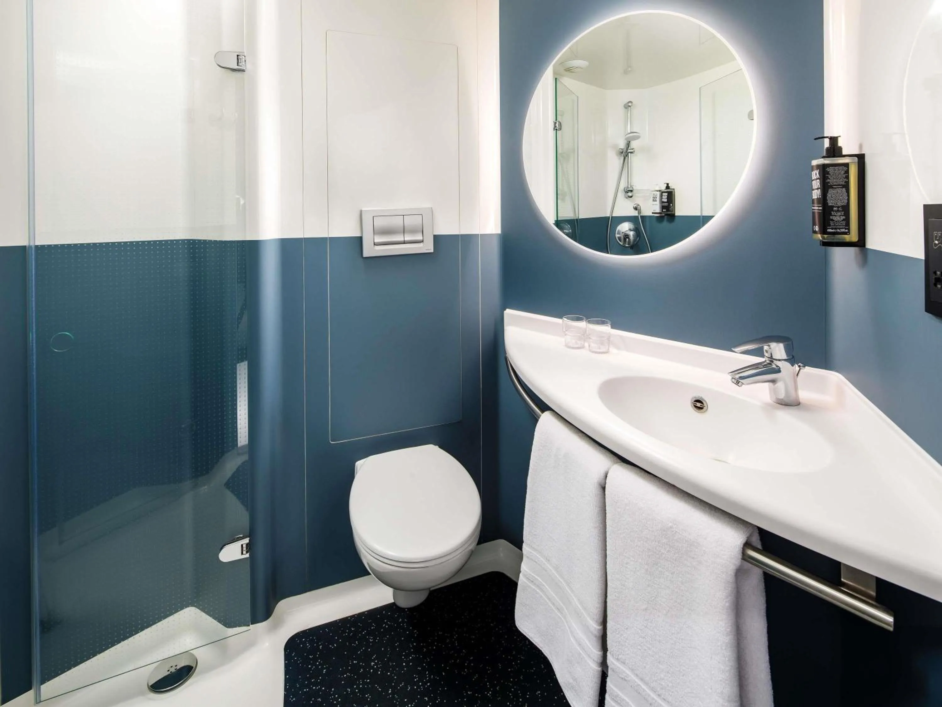 Bedroom in ibis London Blackfriars