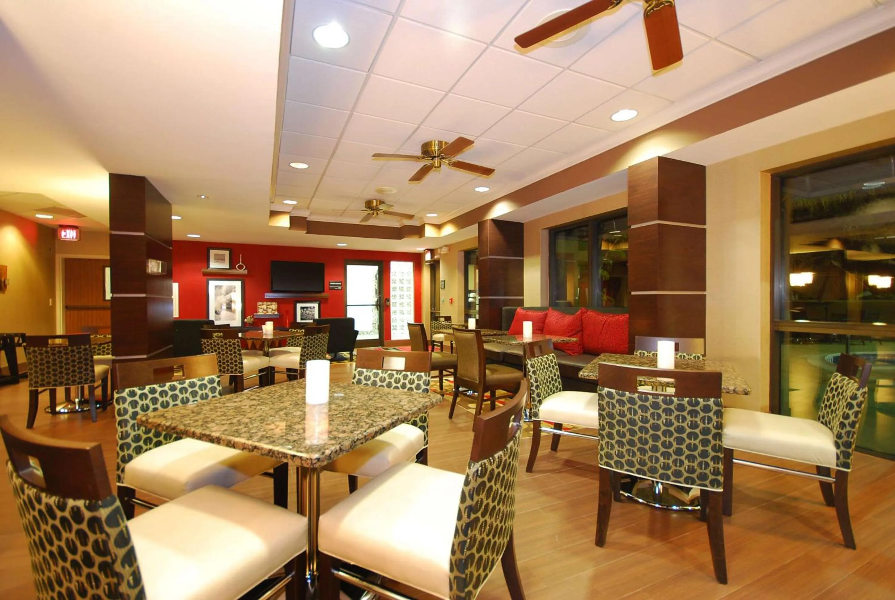 Dining area in Hampton Inn Fort Myers-Airport & I-75
