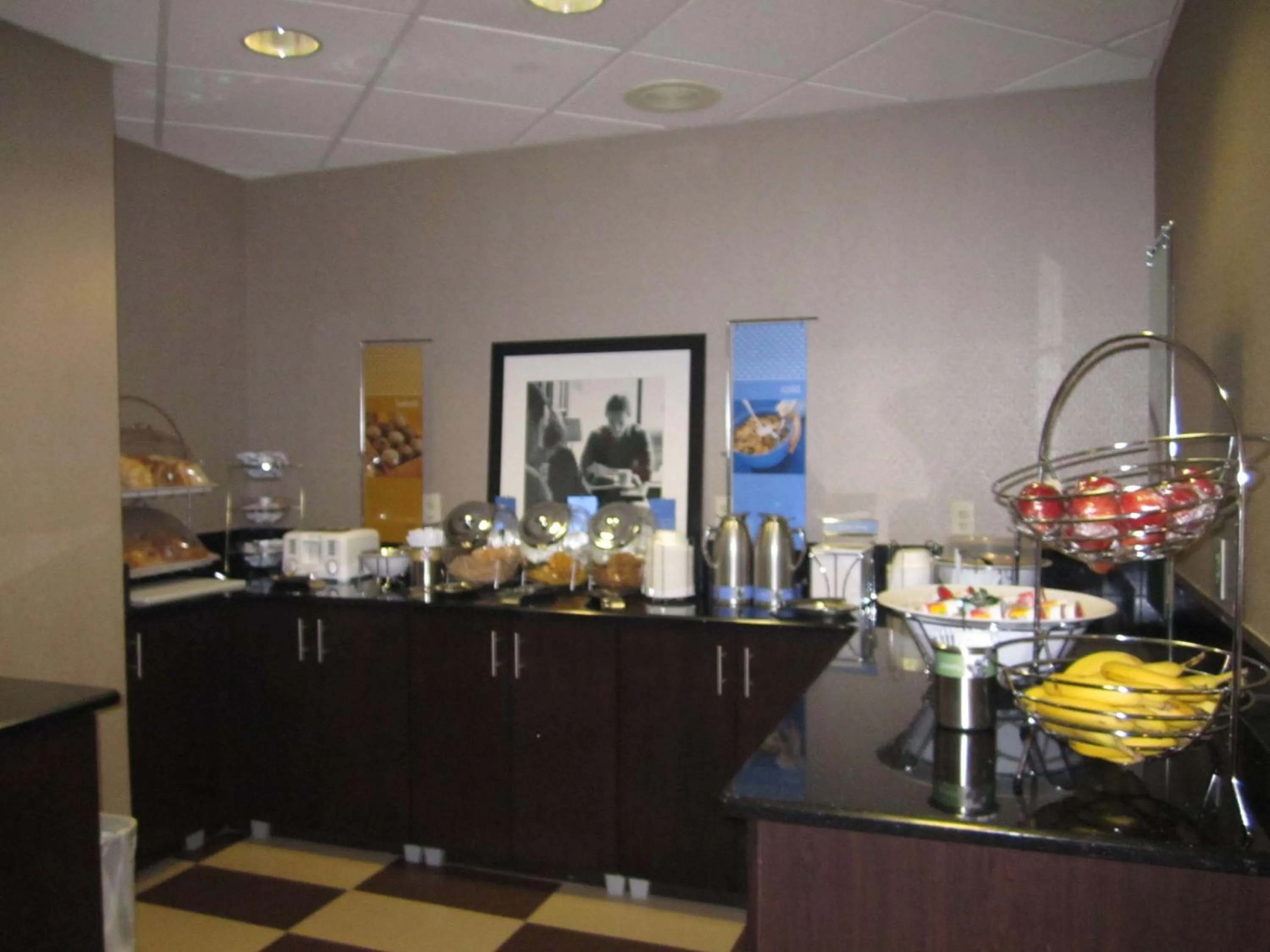 Dining area in Hampton Inn Fort Myers-Airport & I-75