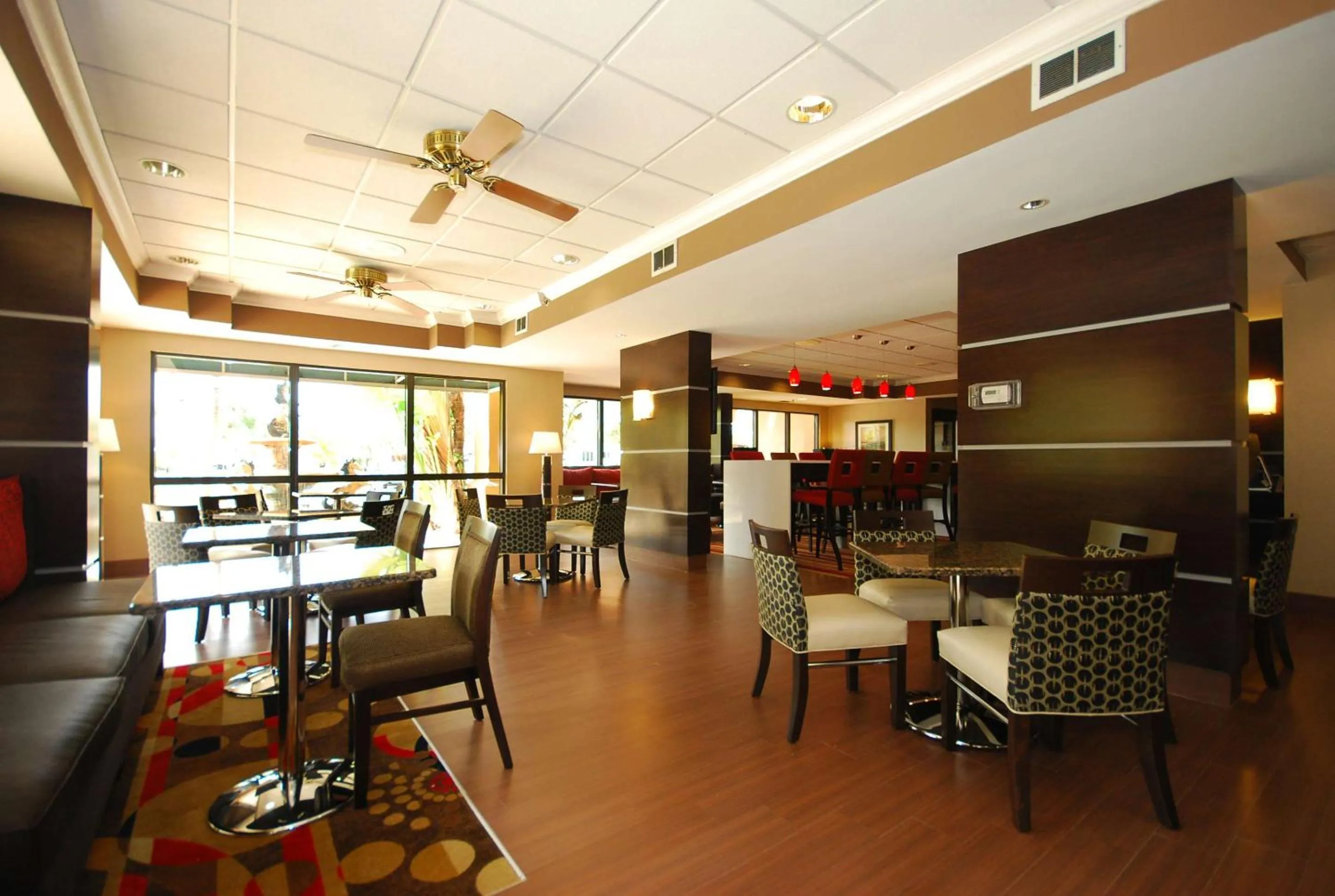 Dining area in Hampton Inn Fort Myers-Airport & I-75