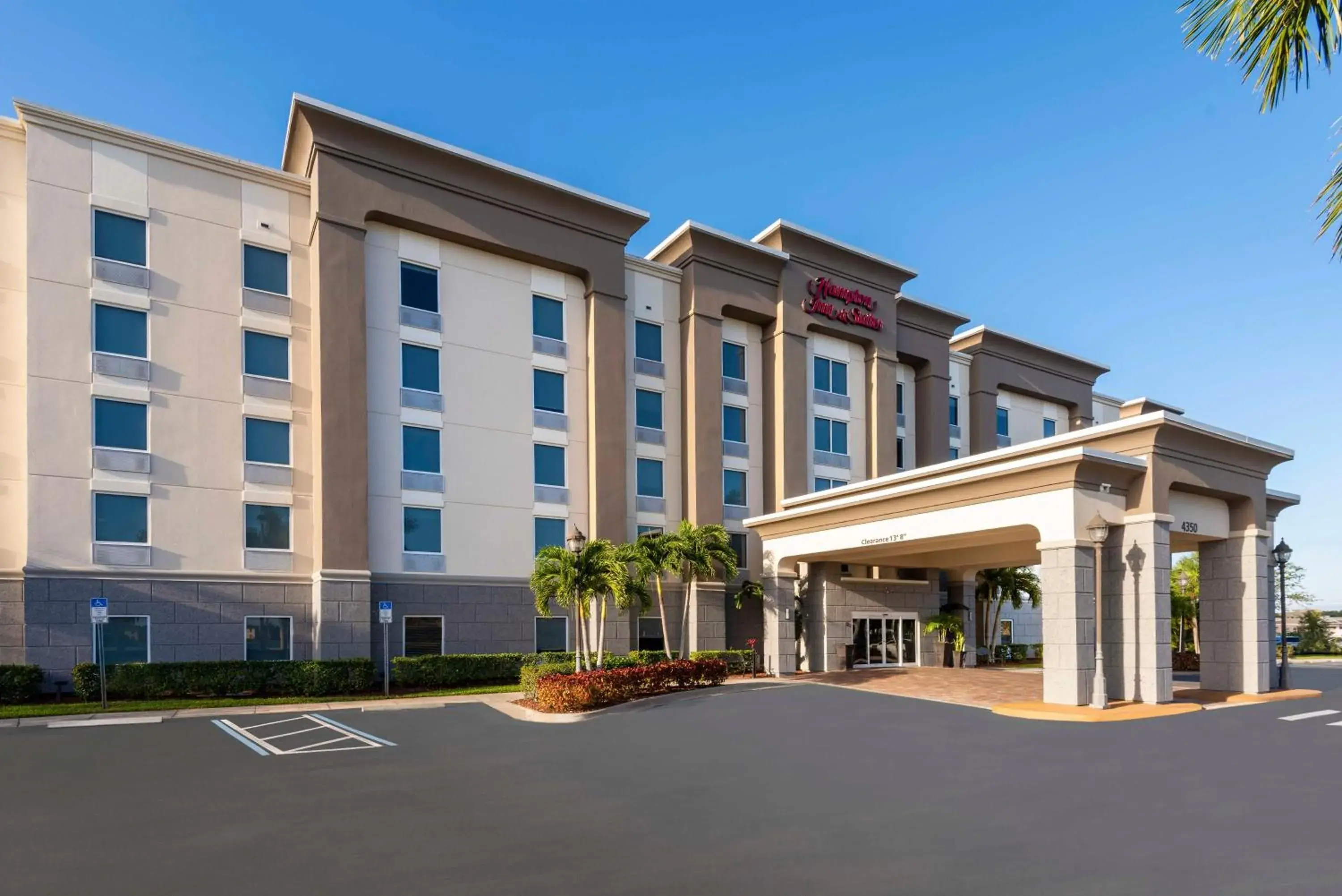 Property building in Hampton Inn & Suites Fort Myers-Colonial Boulevard Property building in Hampton Inn & Suites Fort Myers-Colonial Boulevard