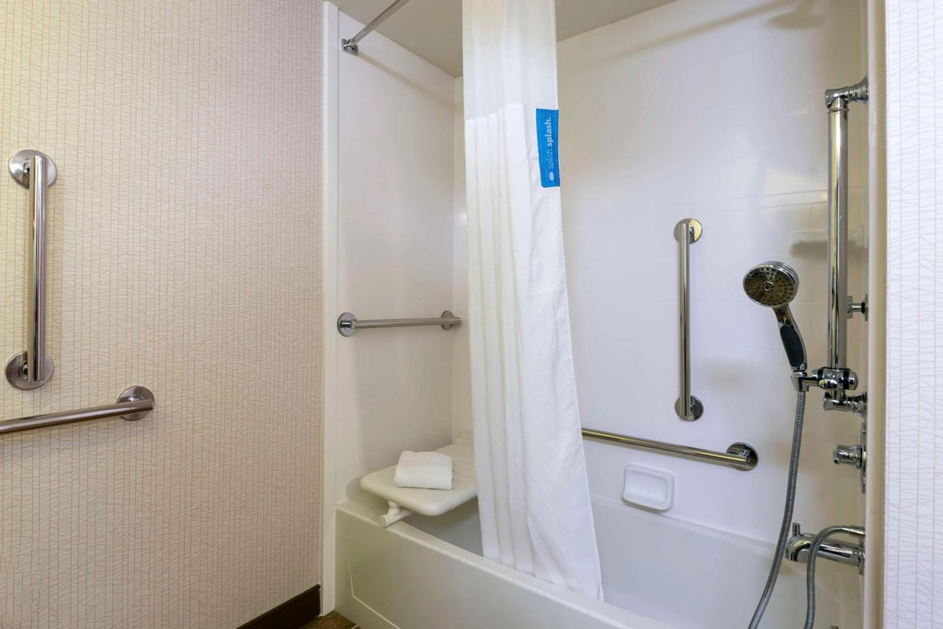 Bathroom in Hampton Inn & Suites Fort Myers-Colonial Boulevard