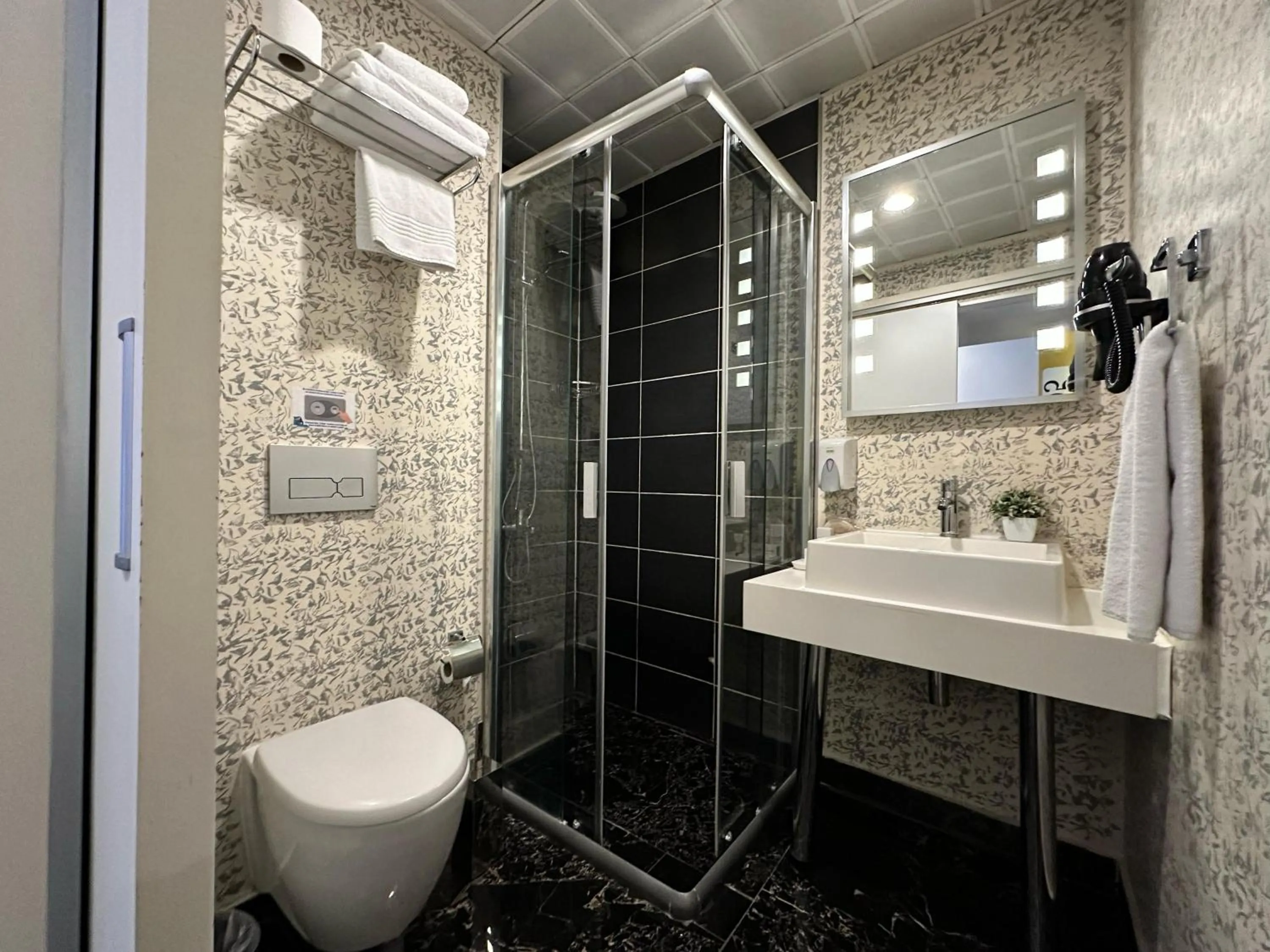 Shower in Tempo Hotel 4Levent