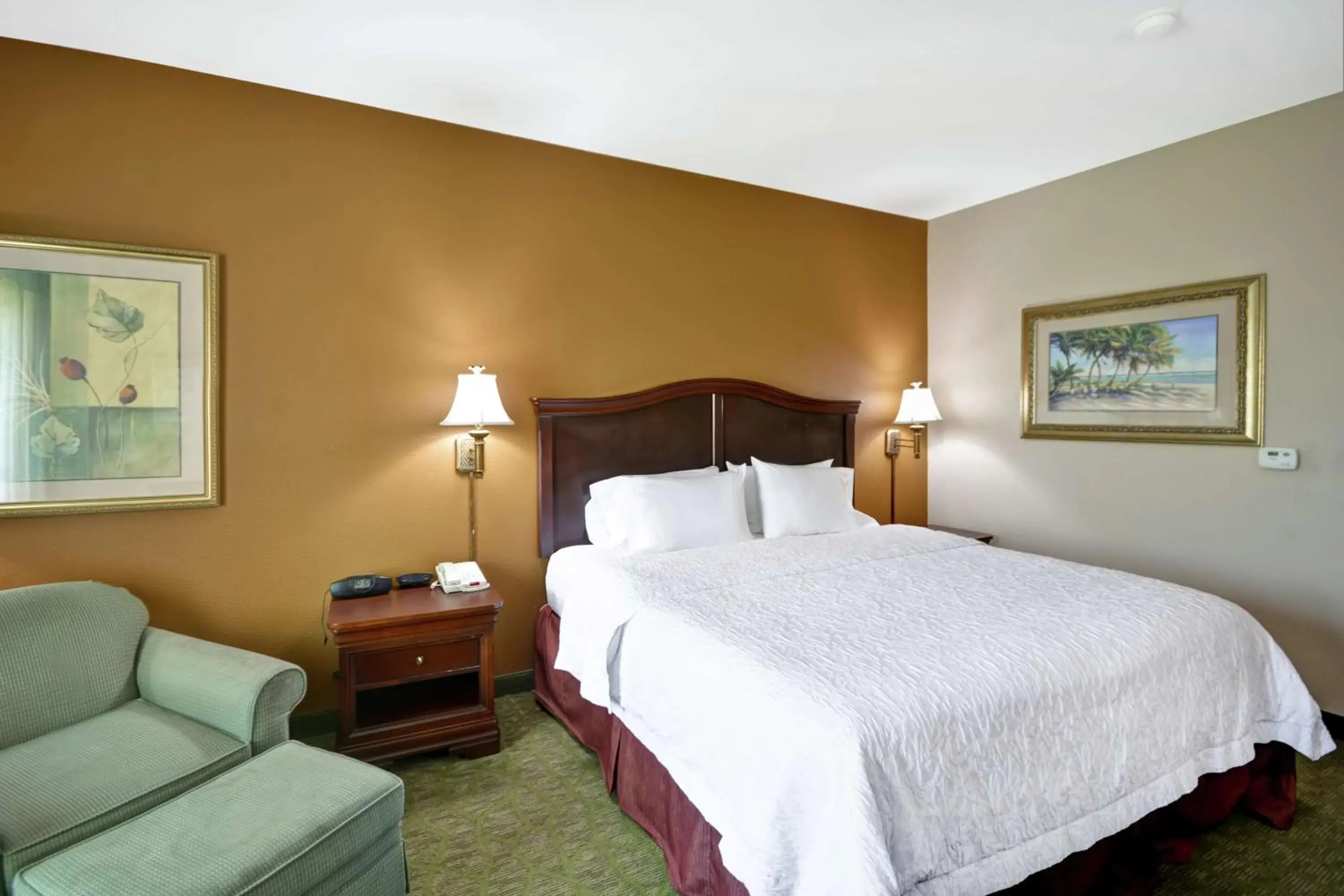 Living room, Bed in Hampton Inn Corpus Christi - Northwest I-37 Living room, Bed in Hampton Inn Corpus Christi - Northwest I-37