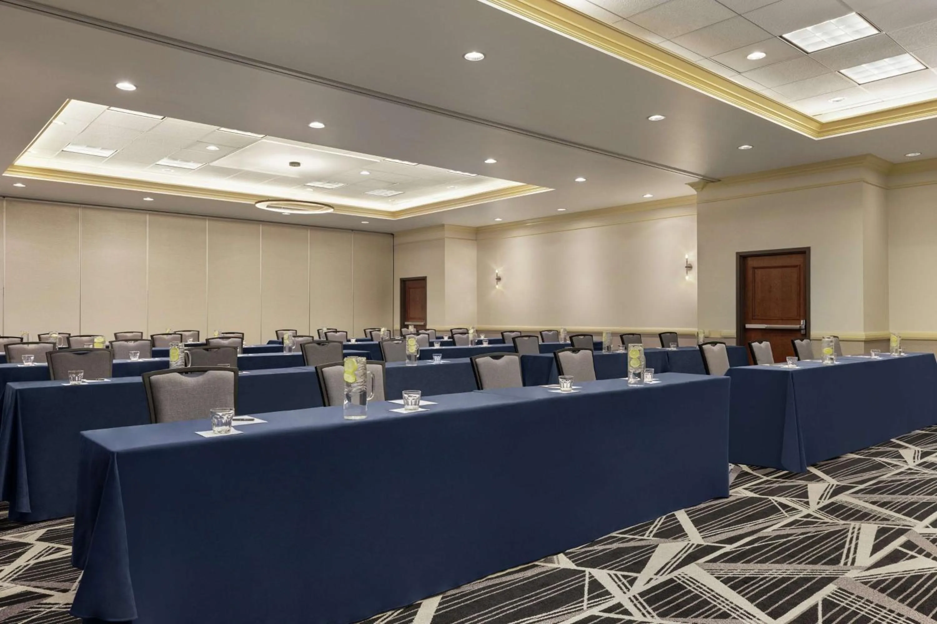 Meeting/conference room in Embassy Suites by Hilton Denver International Airport
