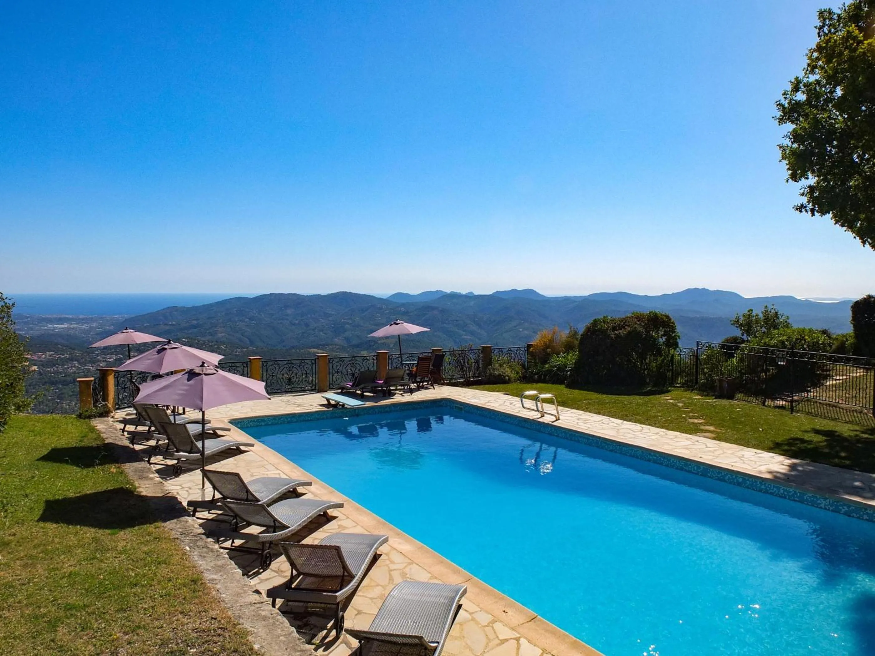Three-Bedroom Apartment with Balcony and Panoramic Views in Domaine du Bois d'Amont