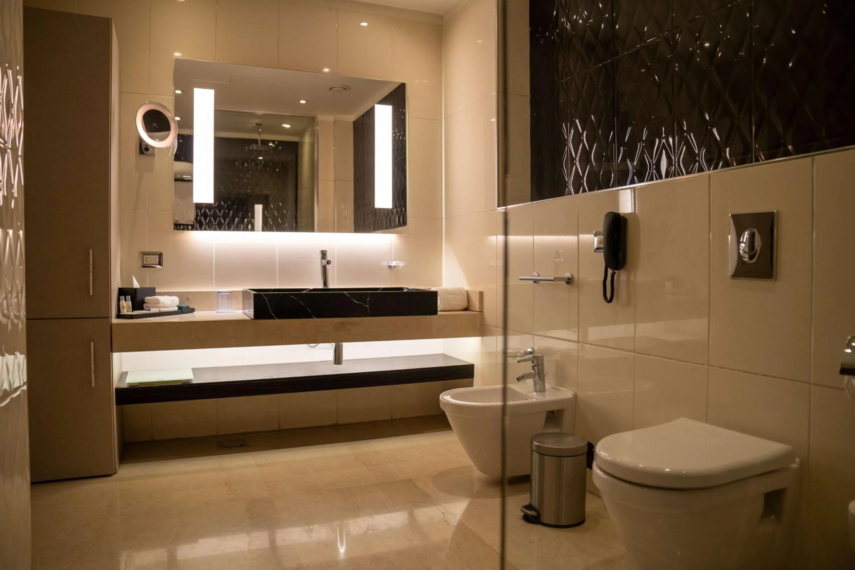 Bathroom, Bed in Hilton Amman
