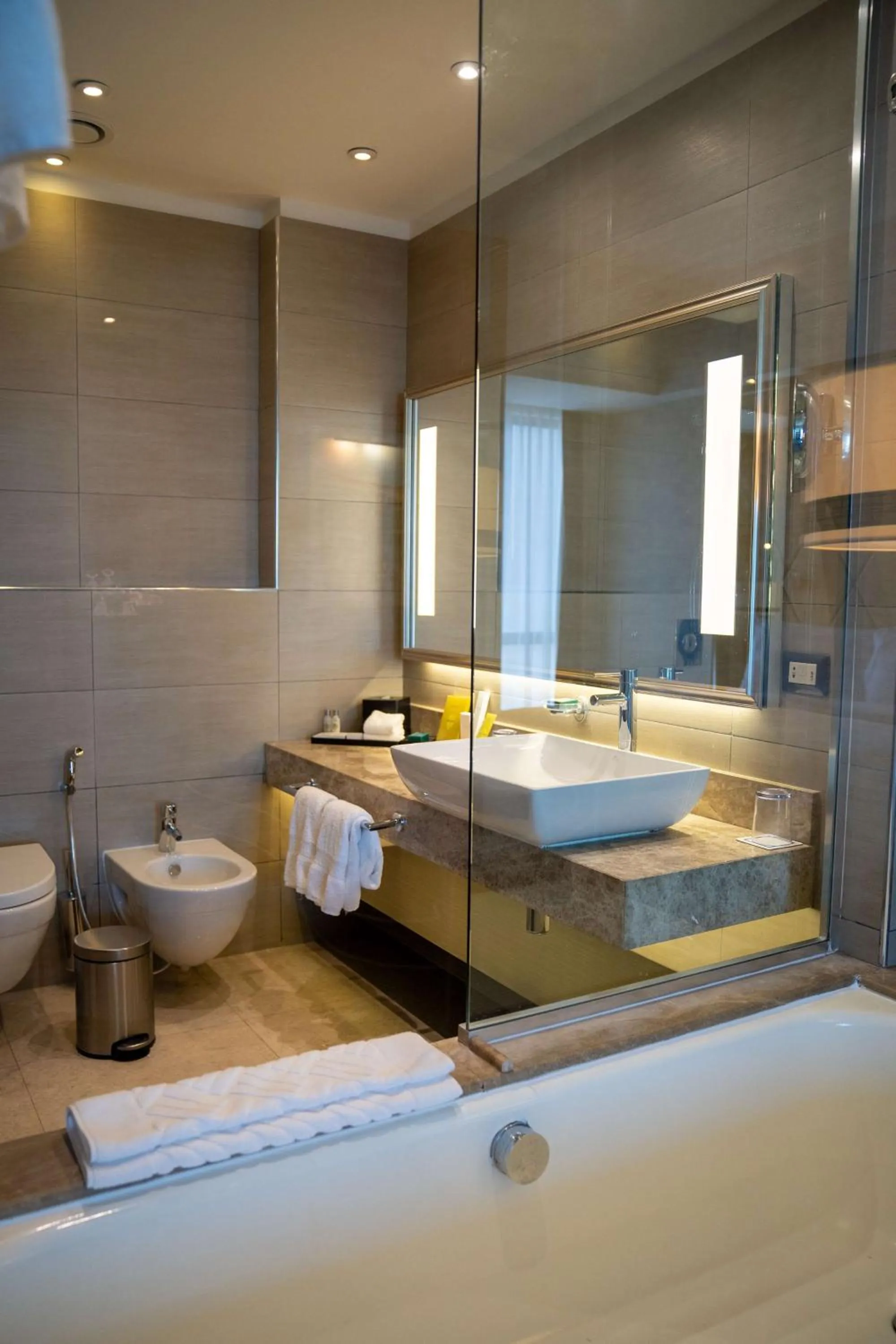 Bathroom, Bed in Hilton Amman