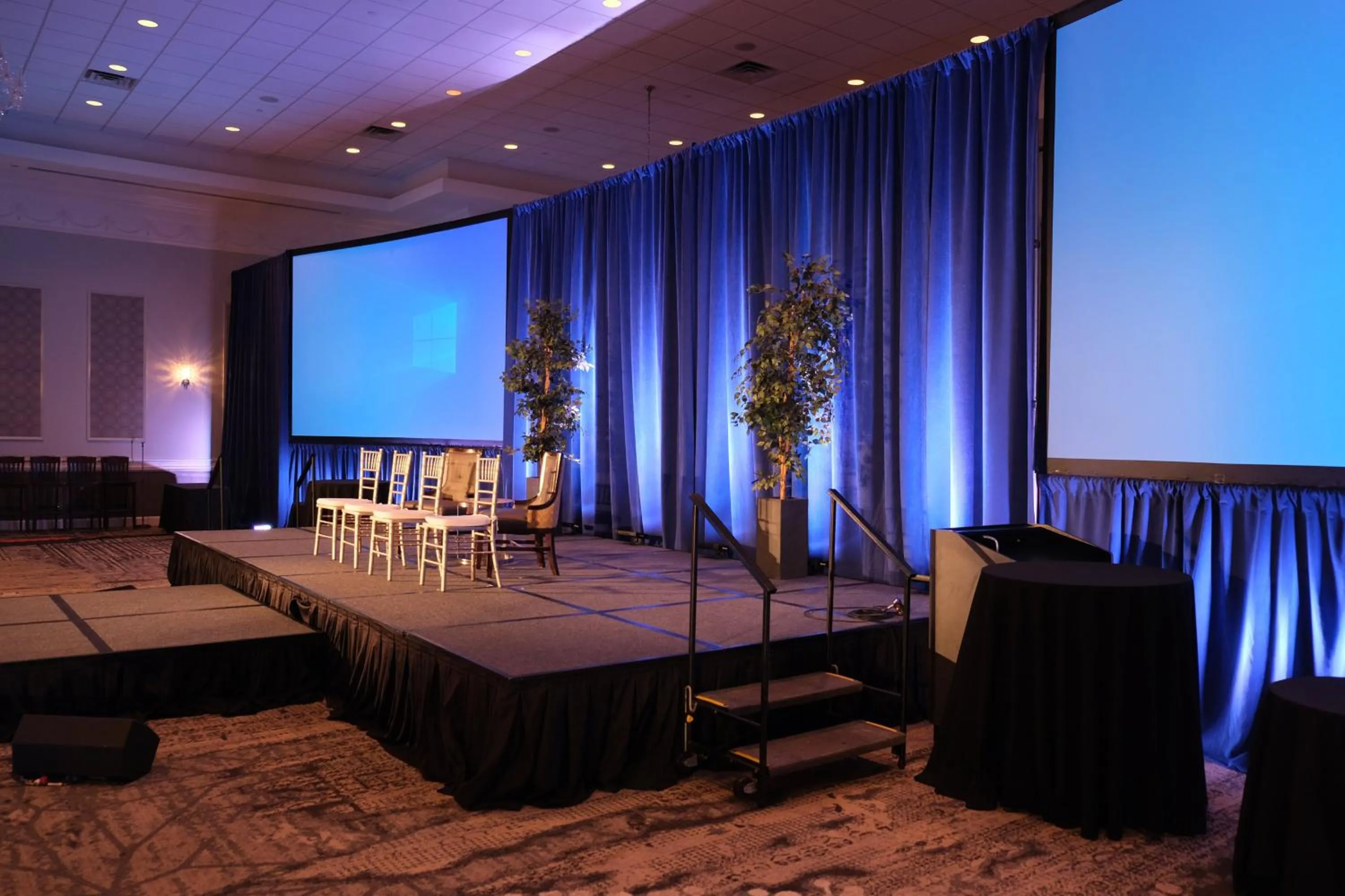 Lobby or reception in Holiday Inn & Suites Philadelphia W - Drexel Hill by IHG