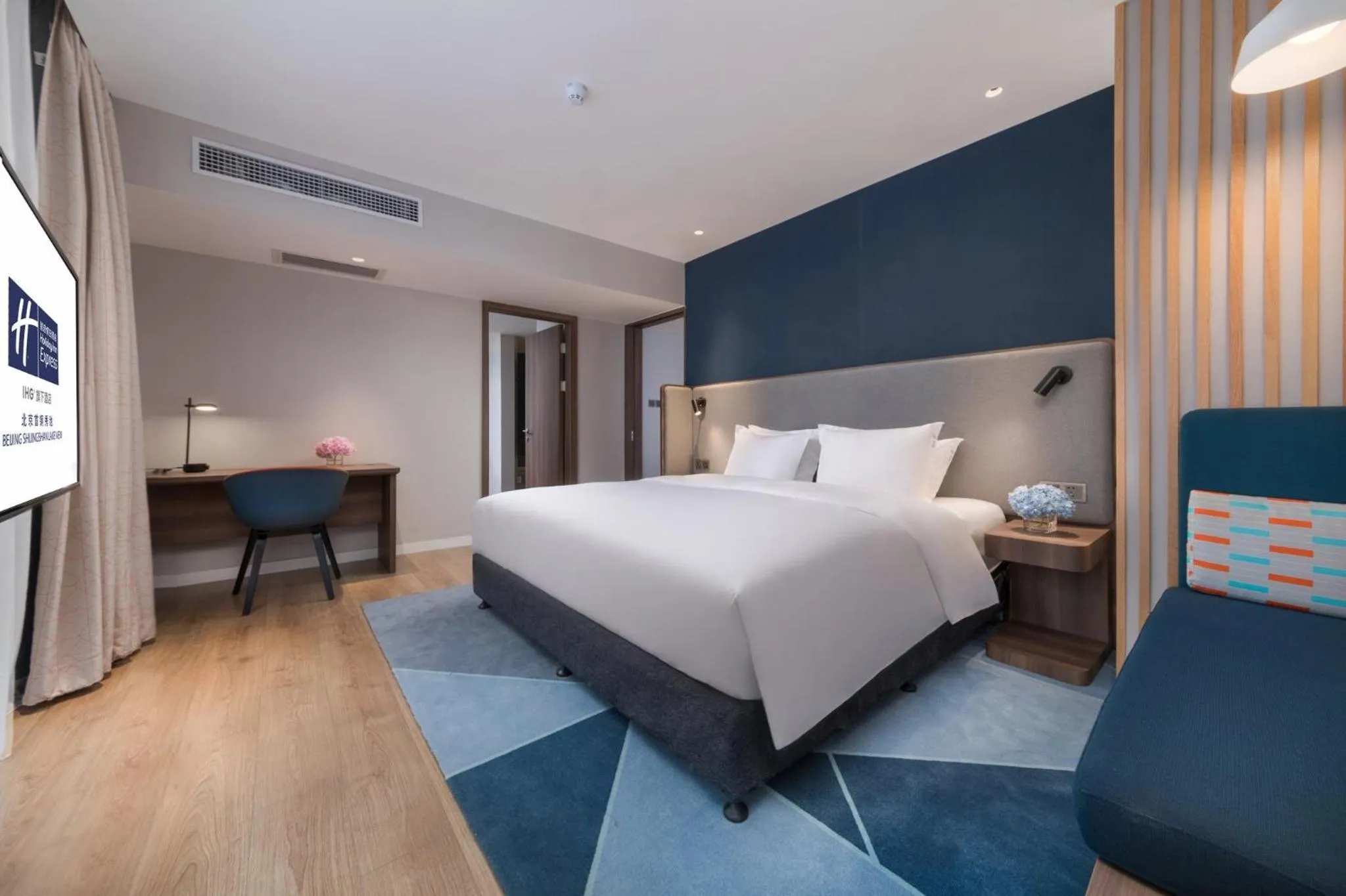 Photo of the whole room, Bed in Holiday Inn Express Beijing Shijingshan Parkview by IHG