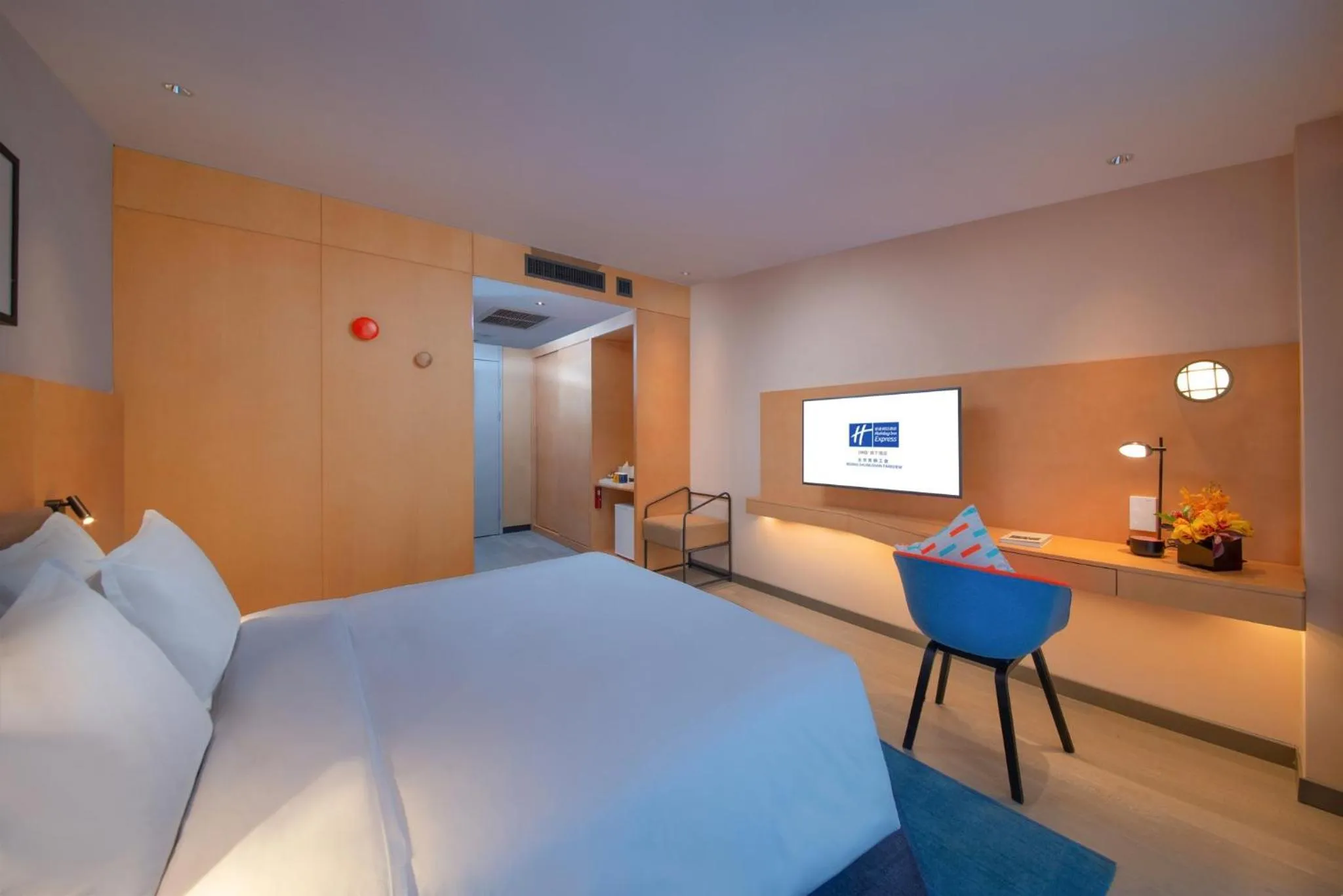 Photo of the whole room, Bed in Holiday Inn Express Beijing Shijingshan Parkview by IHG