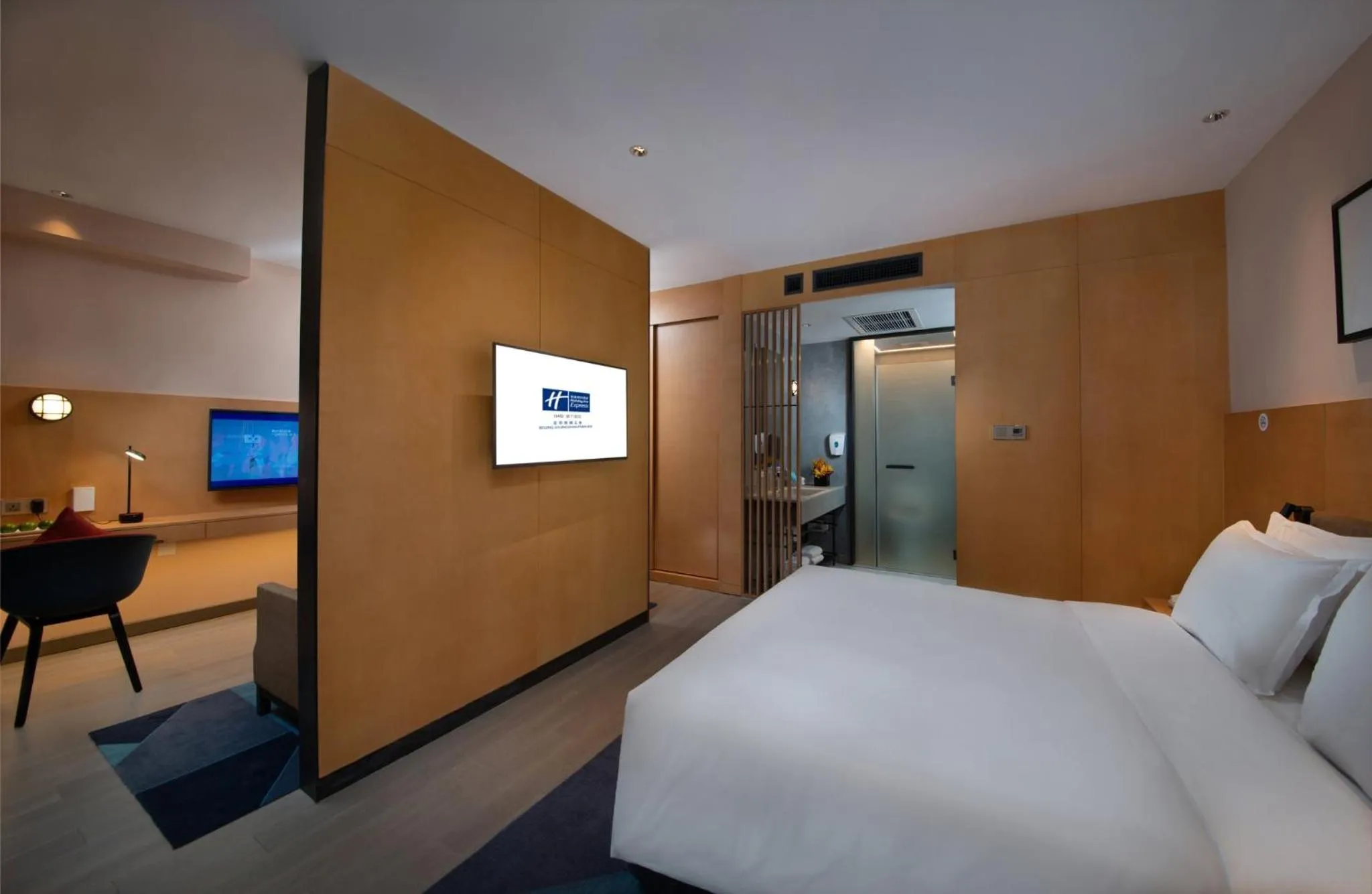 Photo of the whole room, Bed in Holiday Inn Express Beijing Shijingshan Parkview by IHG