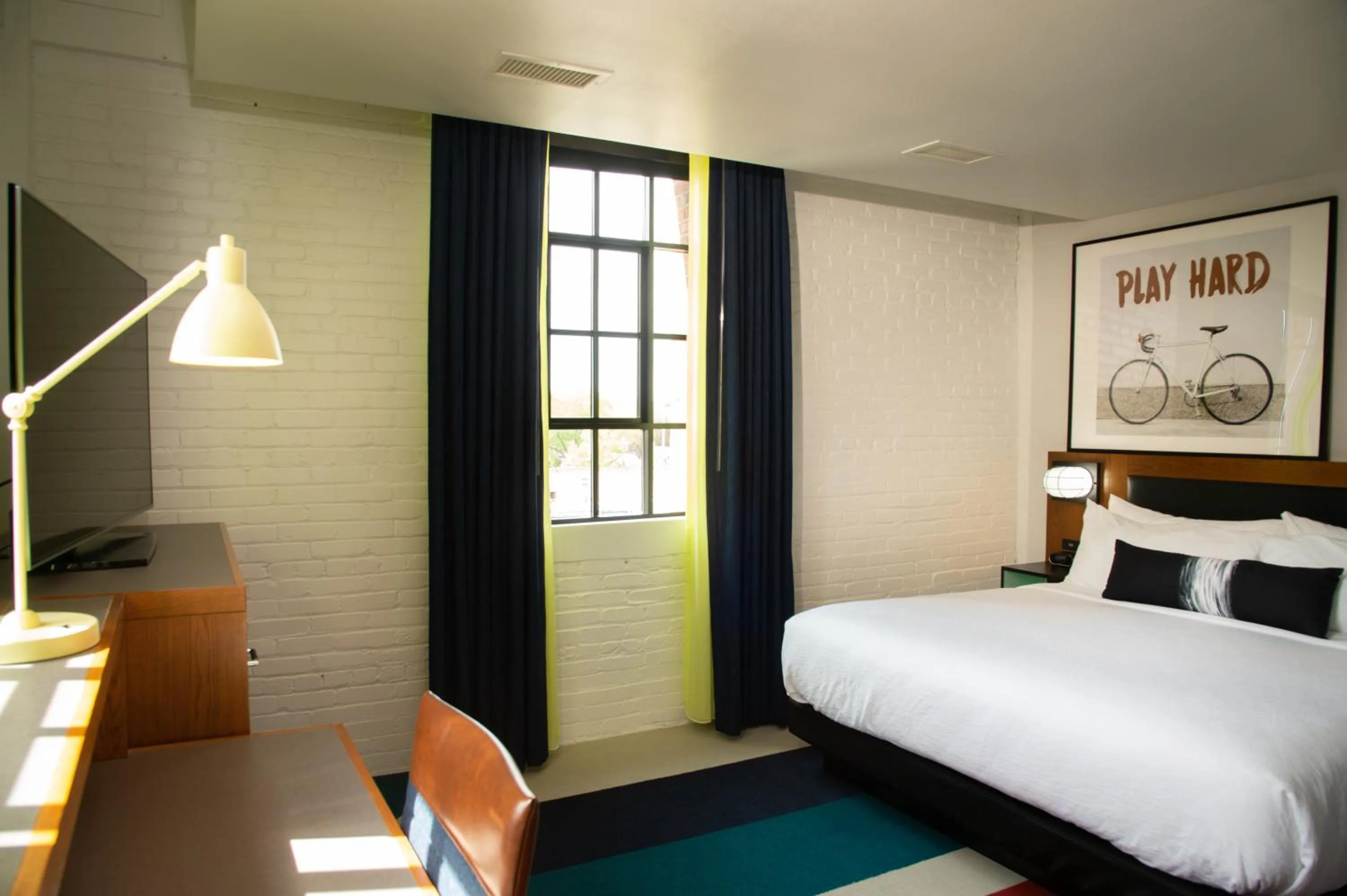 Photo of the whole room, Bed in Hotel Indigo - Madison Downtown by IHG