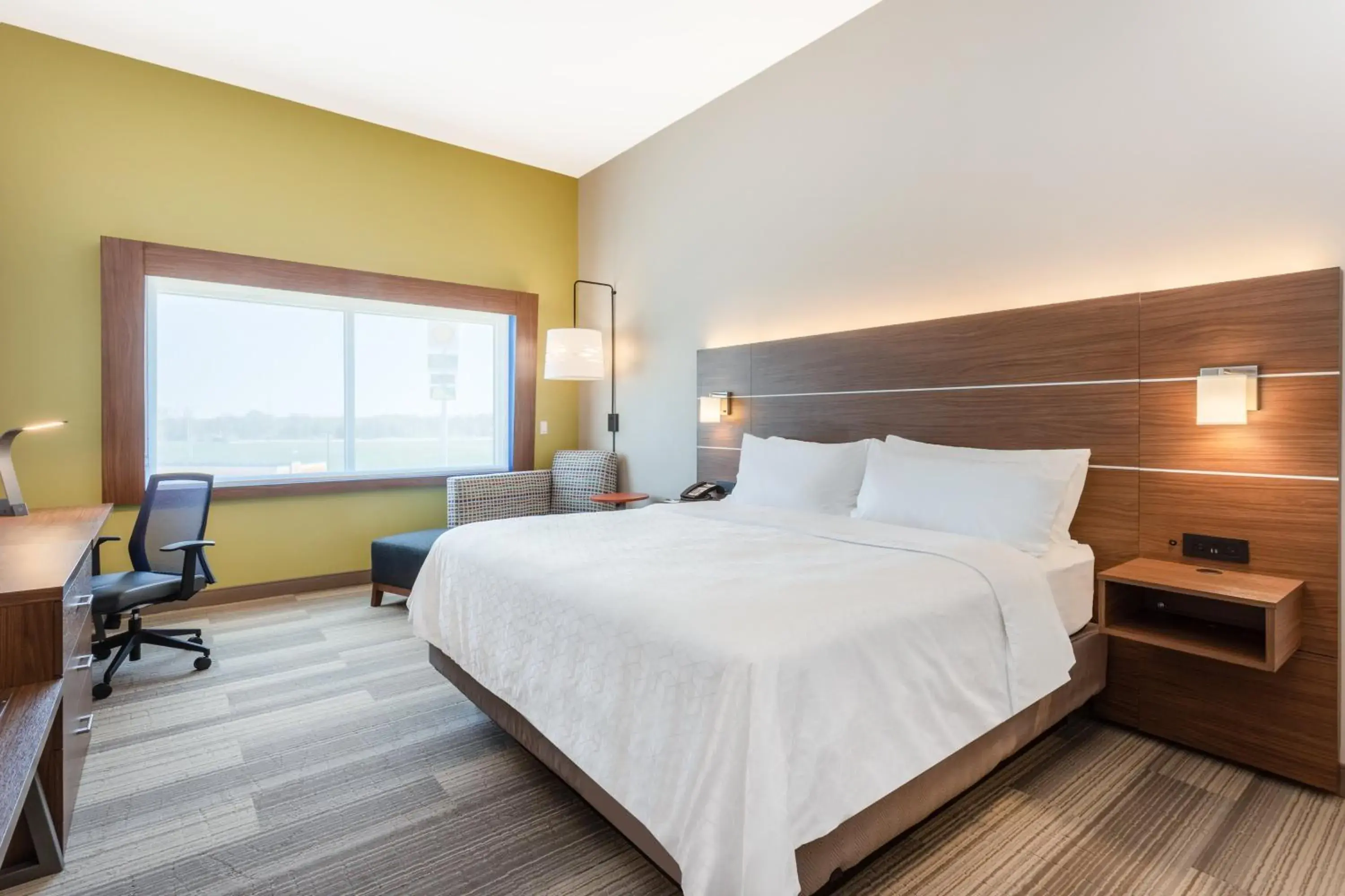 Standard King Room - Communications Accessible in Holiday Inn Express & Suites - Springfield North by IHG Standard King Room - Communications Accessible in Holiday Inn Express & Suites - Springfield North by IHG