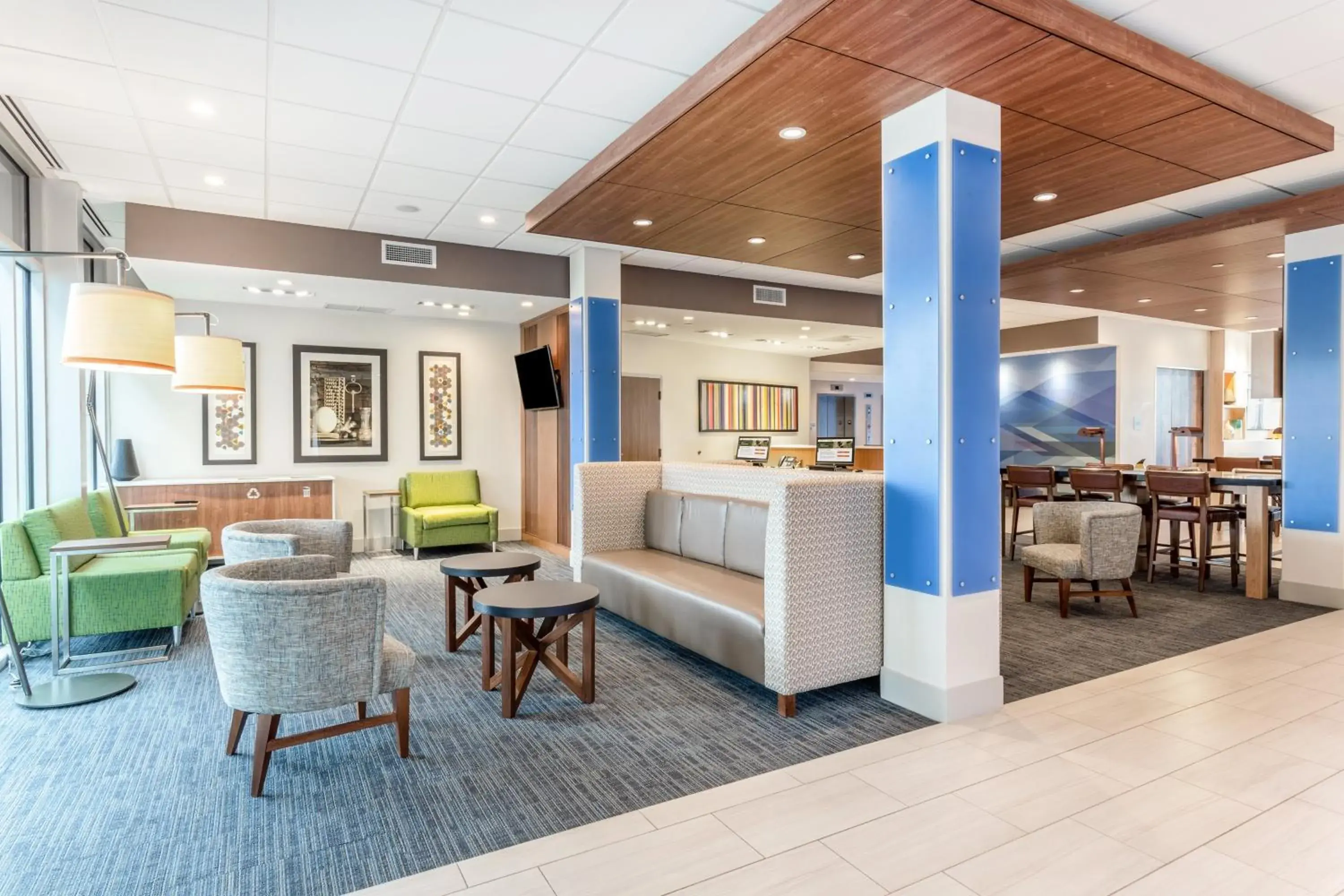 Property building in Holiday Inn Express & Suites - Springfield North by IHG Property building in Holiday Inn Express & Suites - Springfield North by IHG