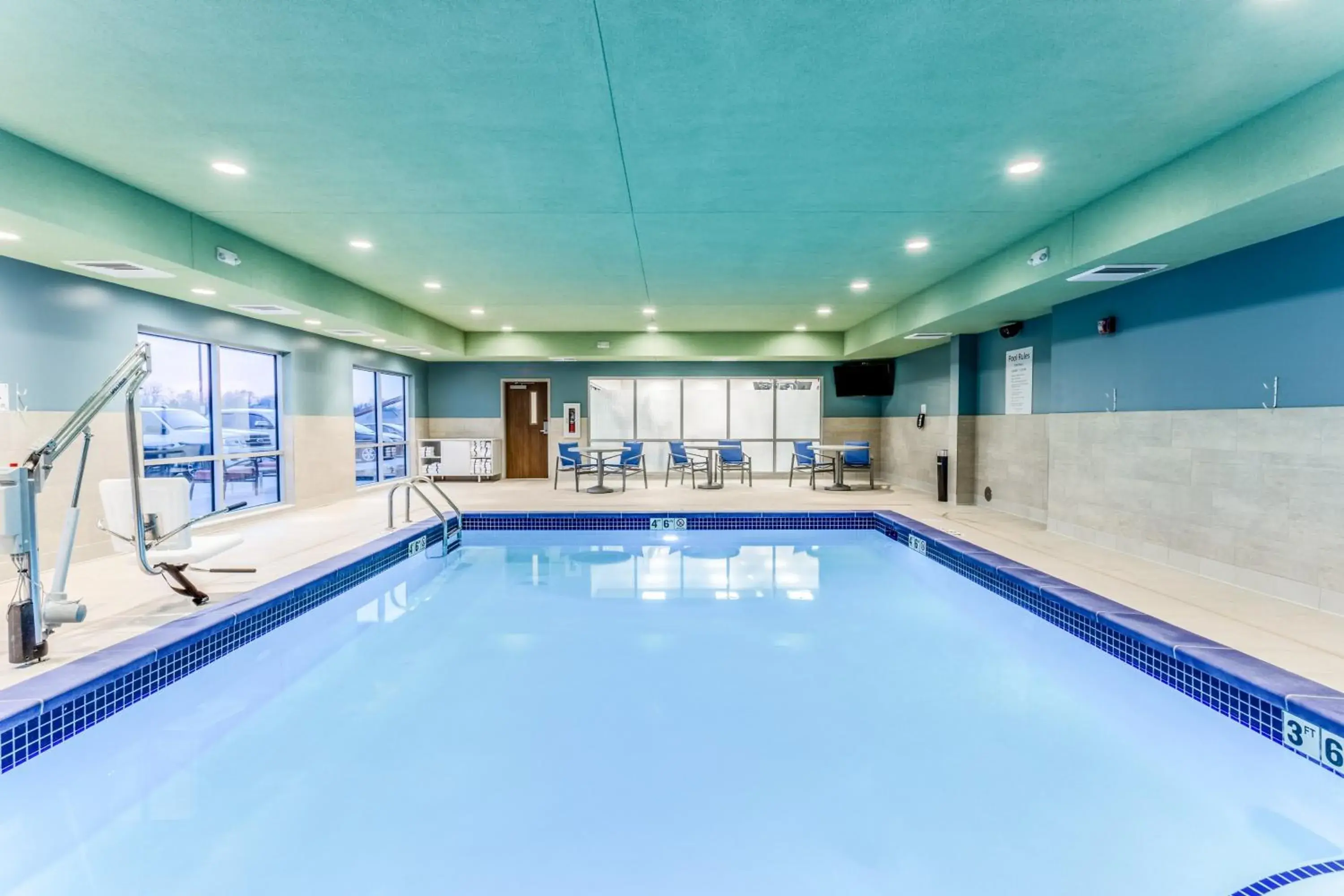 Swimming pool in Holiday Inn Express & Suites - Springfield North by IHG Swimming pool in Holiday Inn Express & Suites - Springfield North by IHG