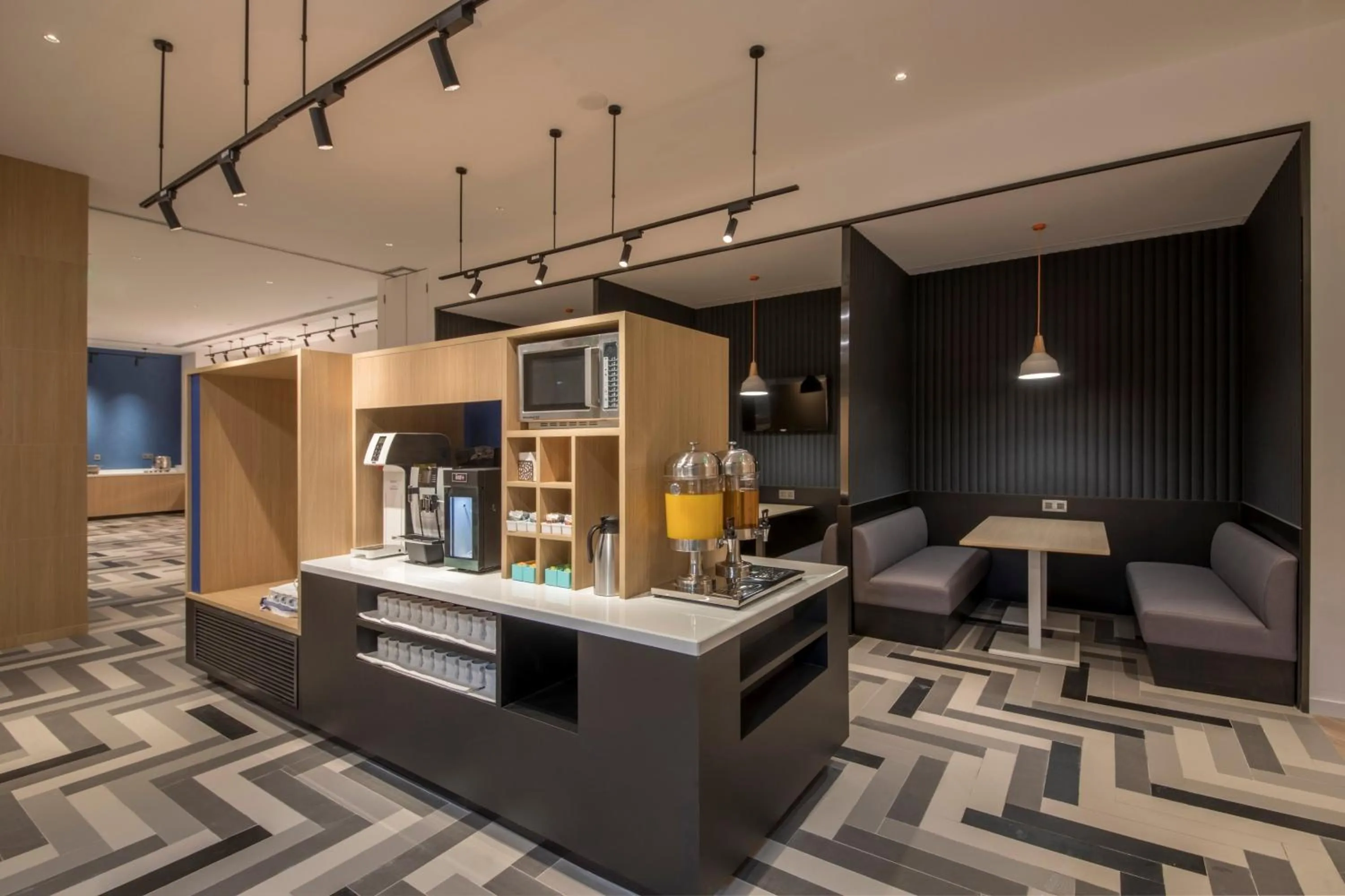 Restaurant/places to eat in Holiday Inn Express Xiamen Airport Zone by IHG