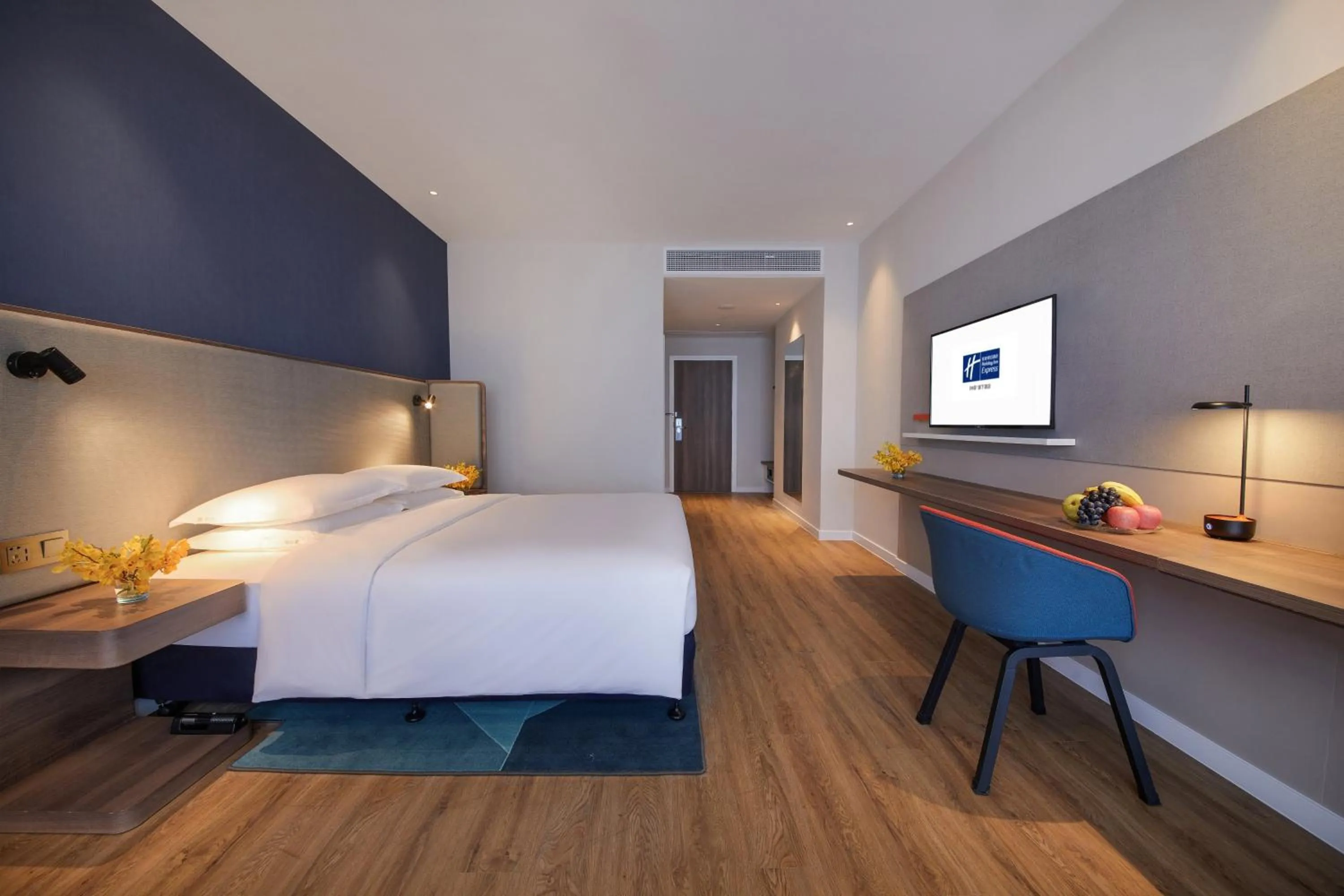Photo of the whole room, Bed in Holiday Inn Express Xiamen Airport Zone by IHG