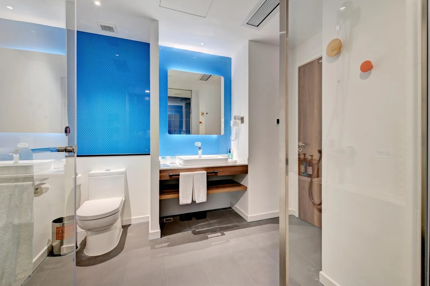 Toilet in Holiday Inn Express Xiamen Airport Zone by IHG