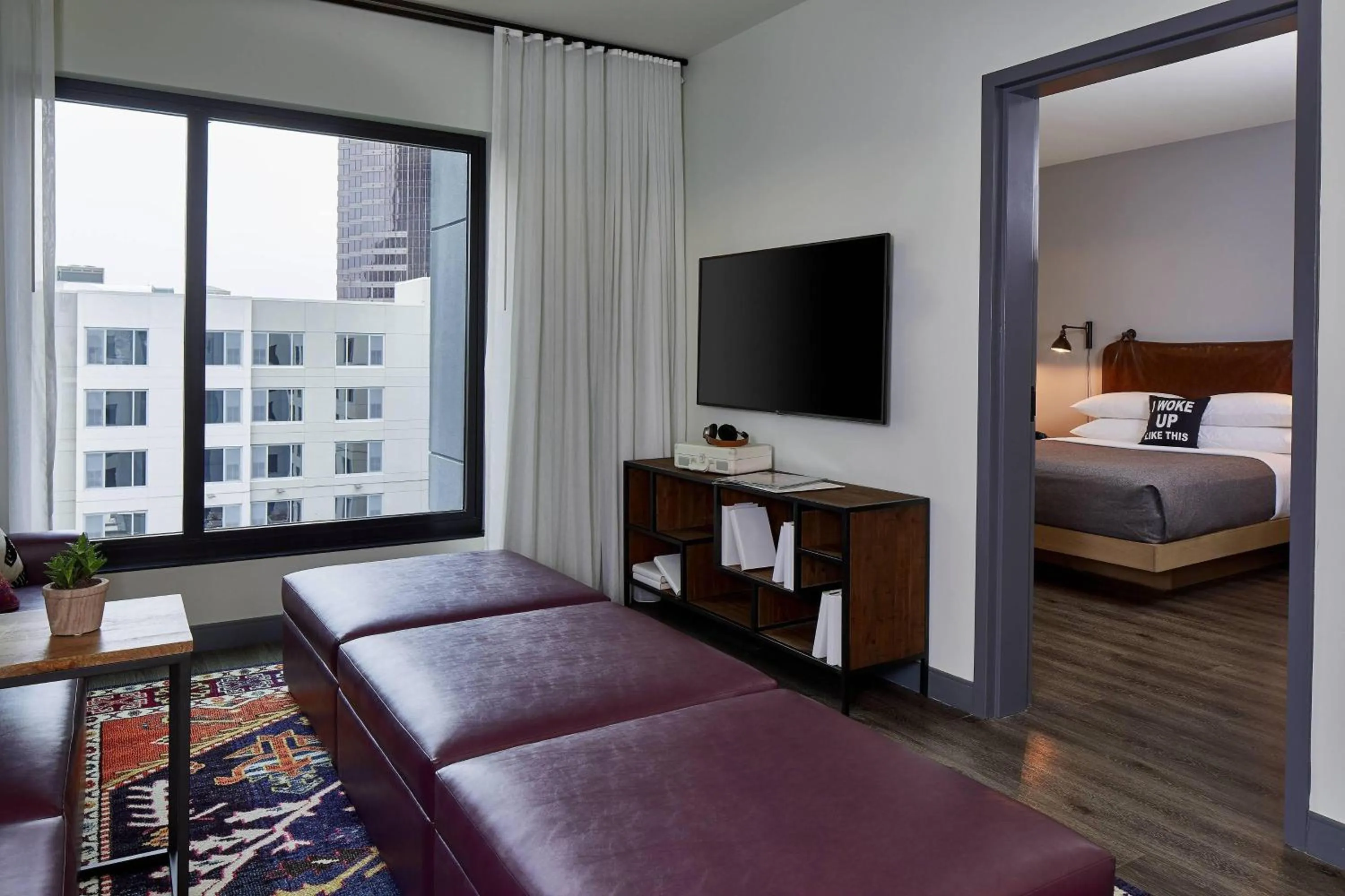 Living room, Bed in Moxy Atlanta Midtown