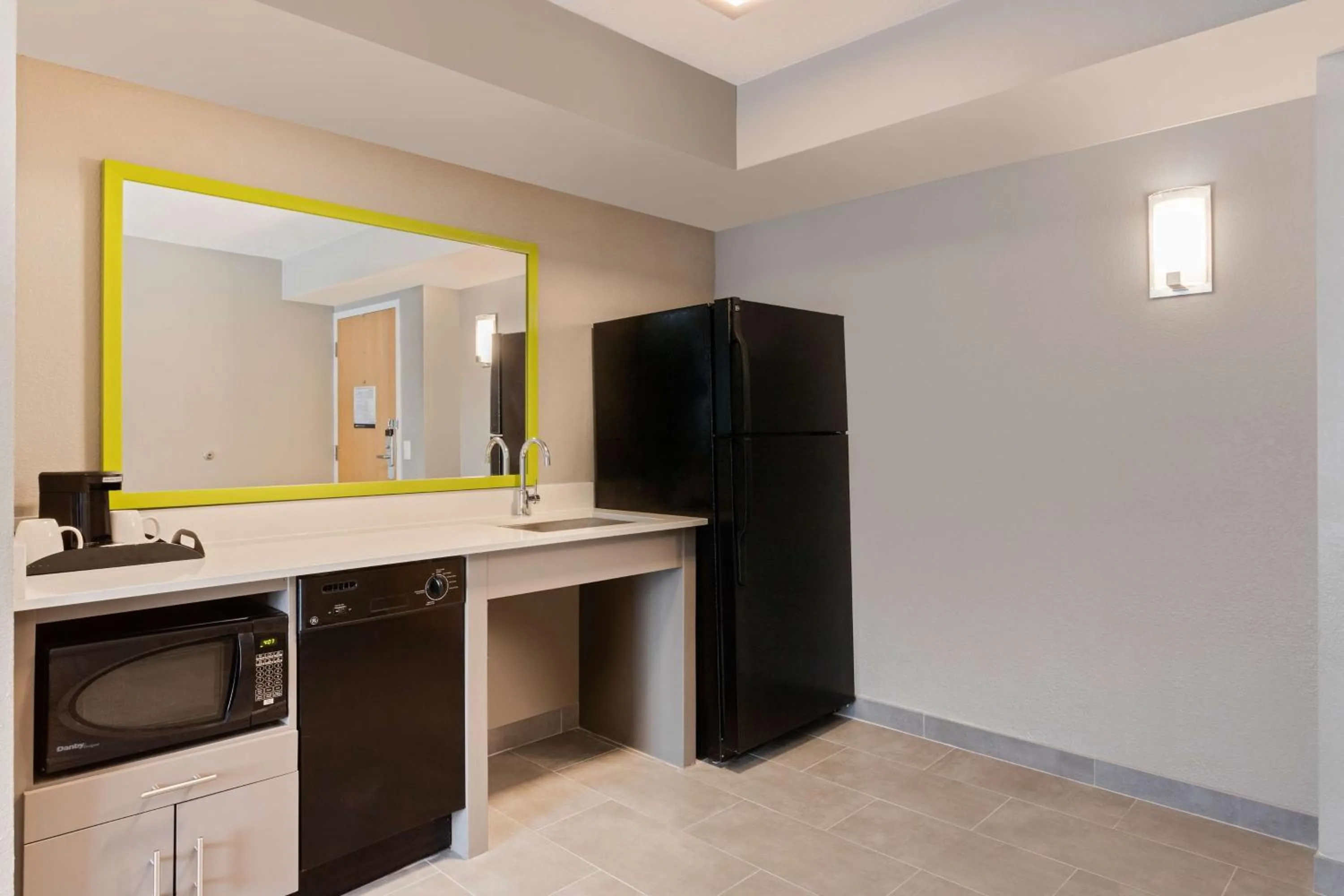 Kitchen or kitchenette in Hampton Inn & Suites Fort Myers Beach/Sanibel Gateway