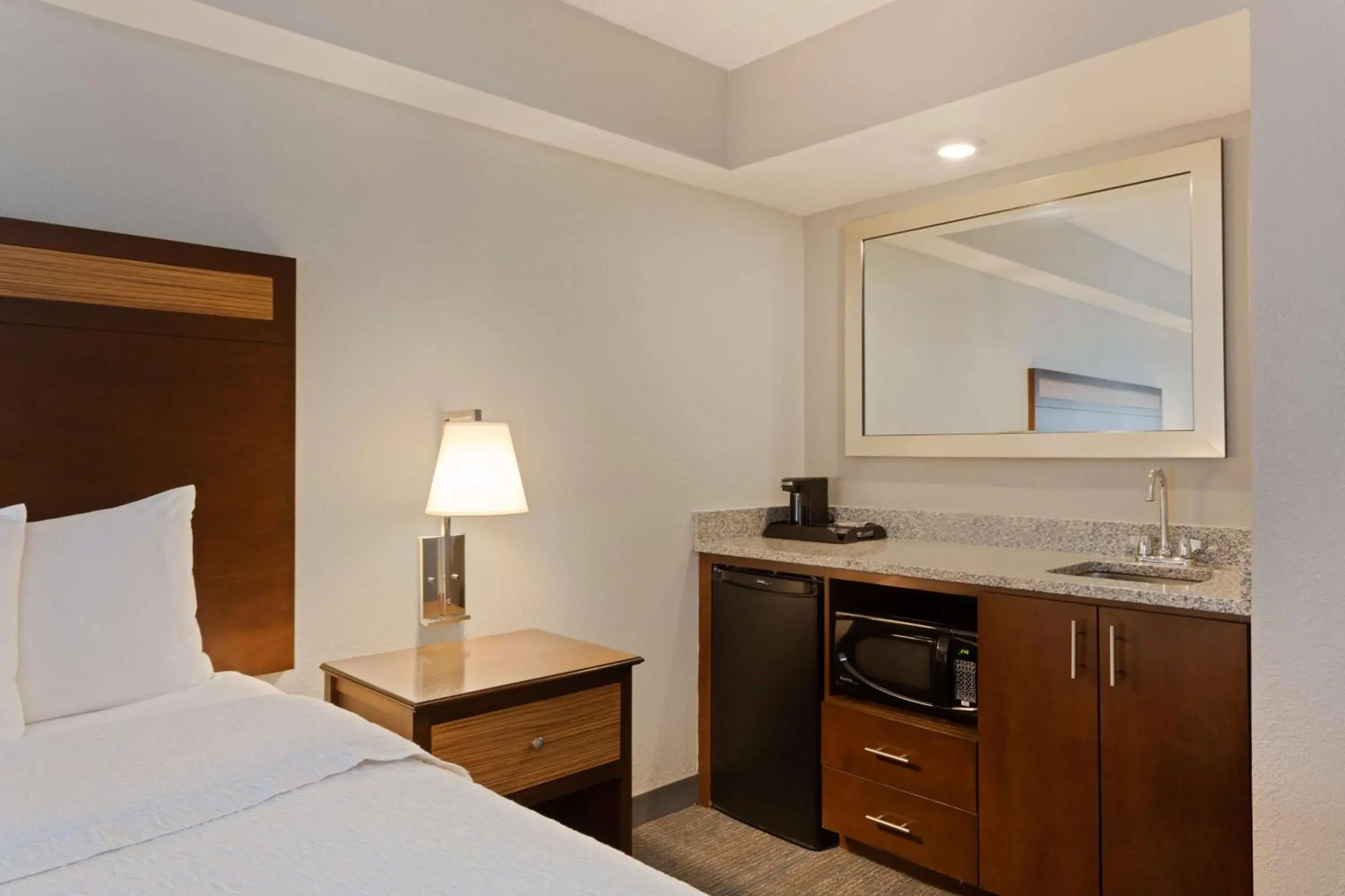 Bed in Hampton Inn & Suites Fort Myers Beach/Sanibel Gateway Bed in Hampton Inn & Suites Fort Myers Beach/Sanibel Gateway