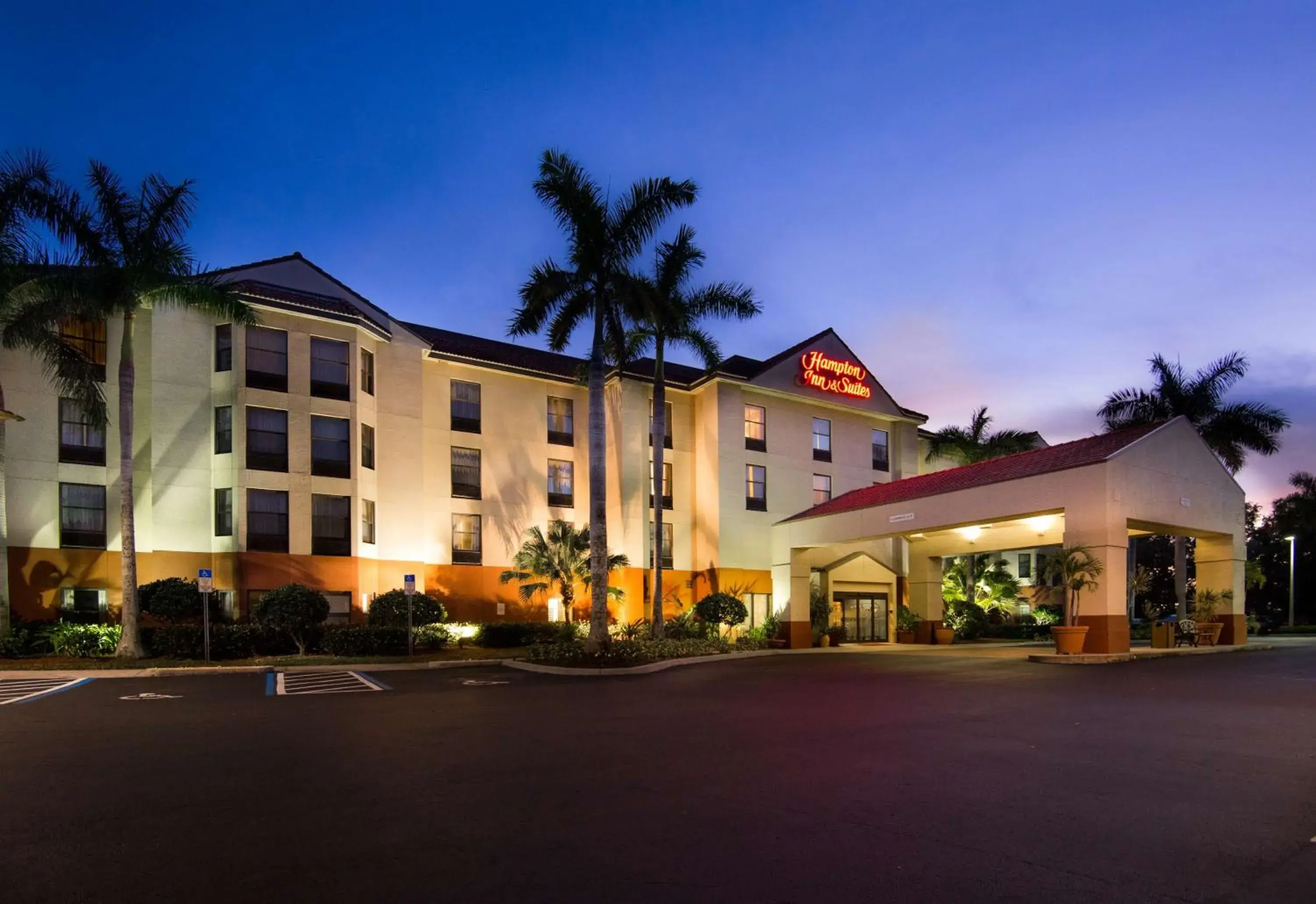 Property building in Hampton Inn & Suites Fort Myers Beach/Sanibel Gateway Property building in Hampton Inn & Suites Fort Myers Beach/Sanibel Gateway