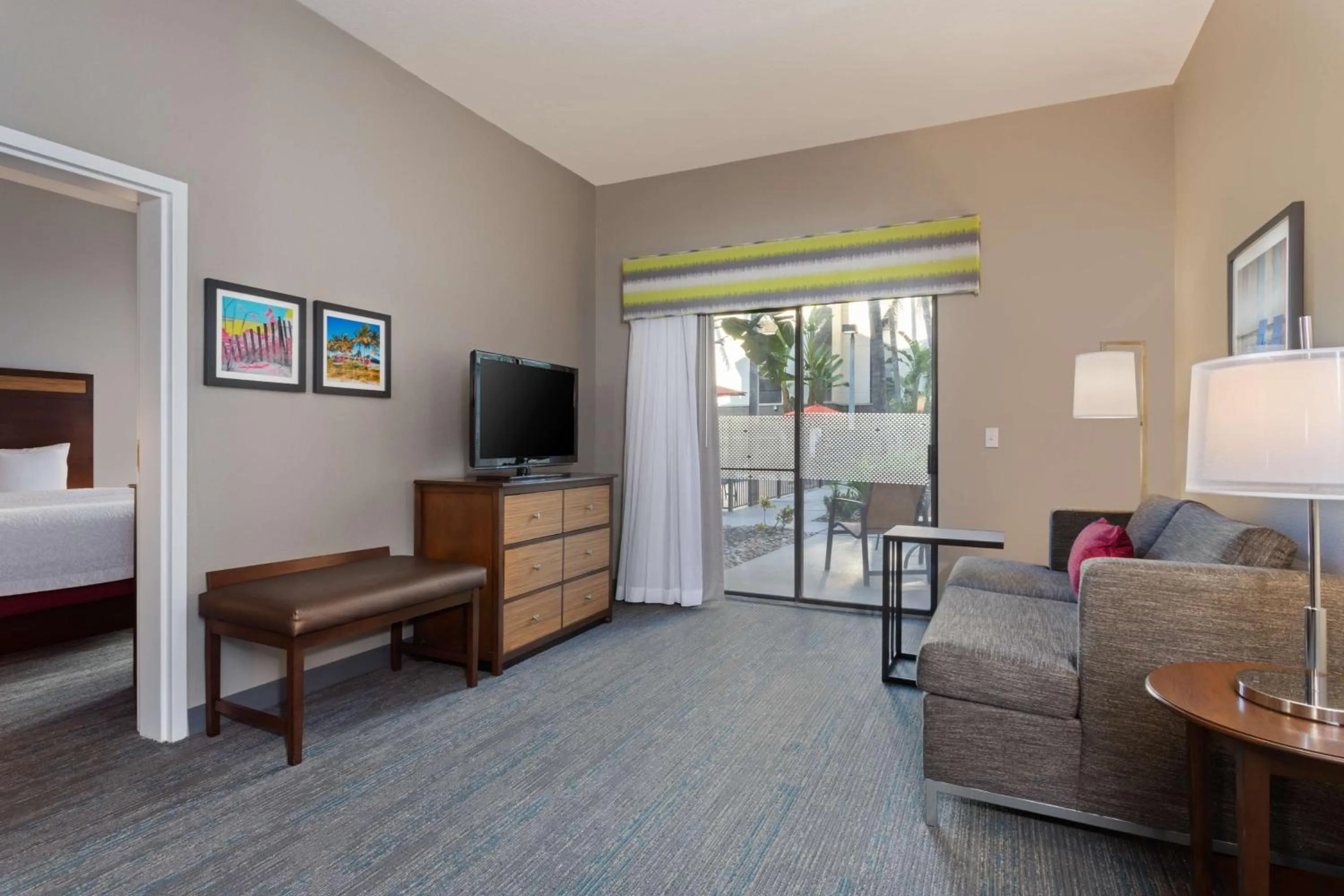 Living room, Bed in Hampton Inn & Suites Fort Myers Beach/Sanibel Gateway