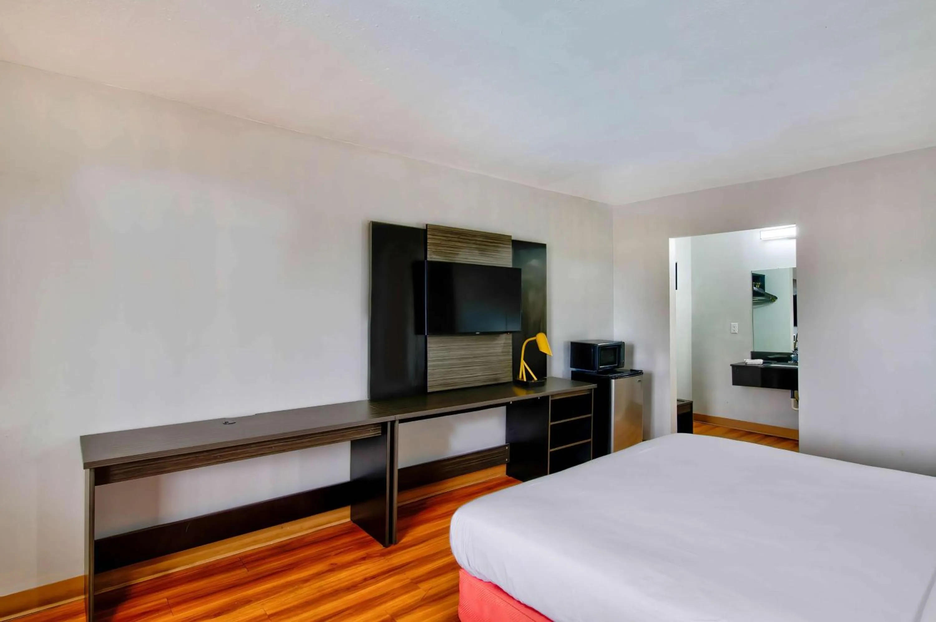 Bedroom, Bed in Motel 6-Gainesville, GA