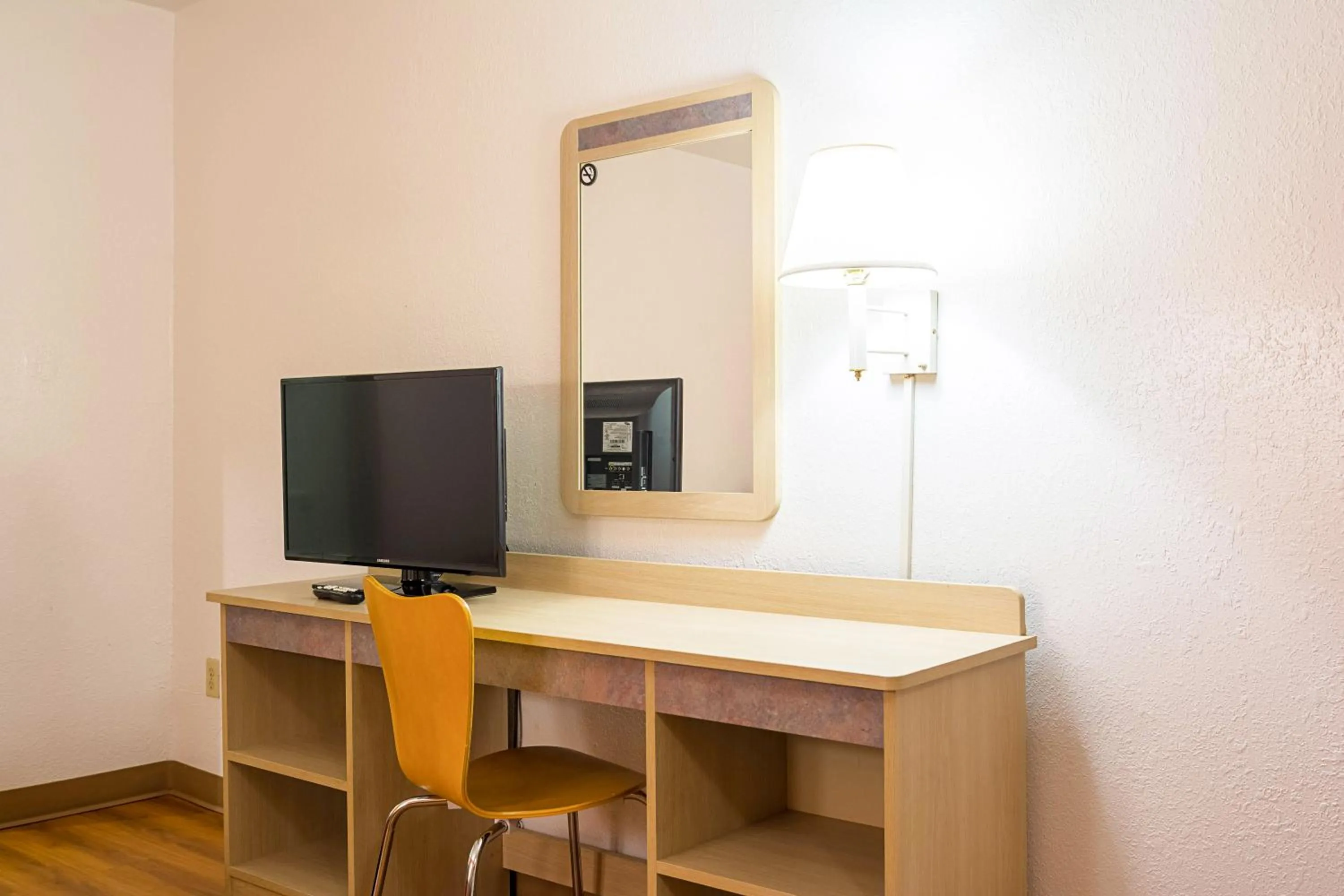 Bedroom in Motel 6-Gainesville, GA