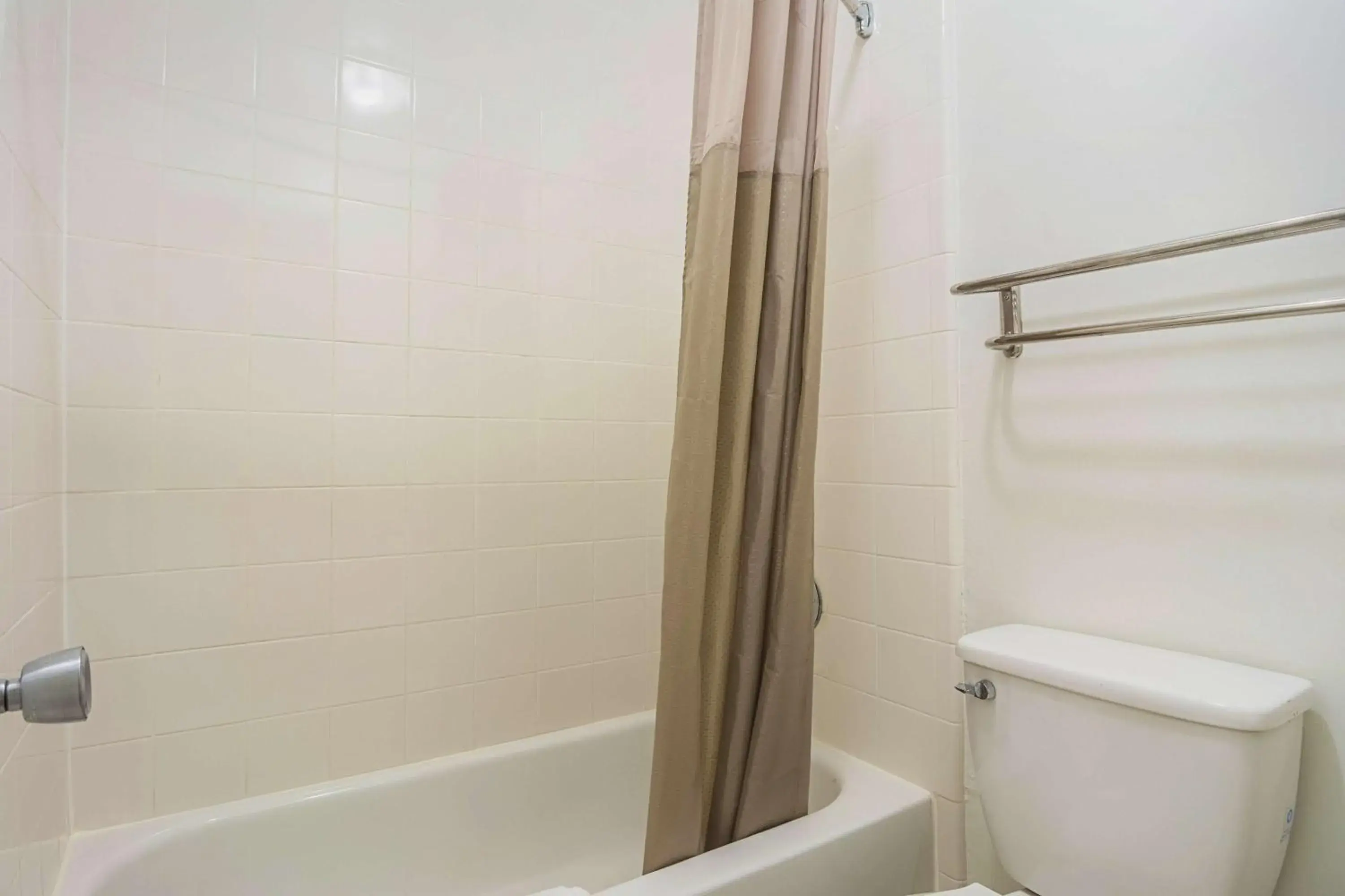 King Room - Disability Access - Non-Smoking in Motel 6-Gainesville, GA King Room - Disability Access - Non-Smoking in Motel 6-Gainesville, GA