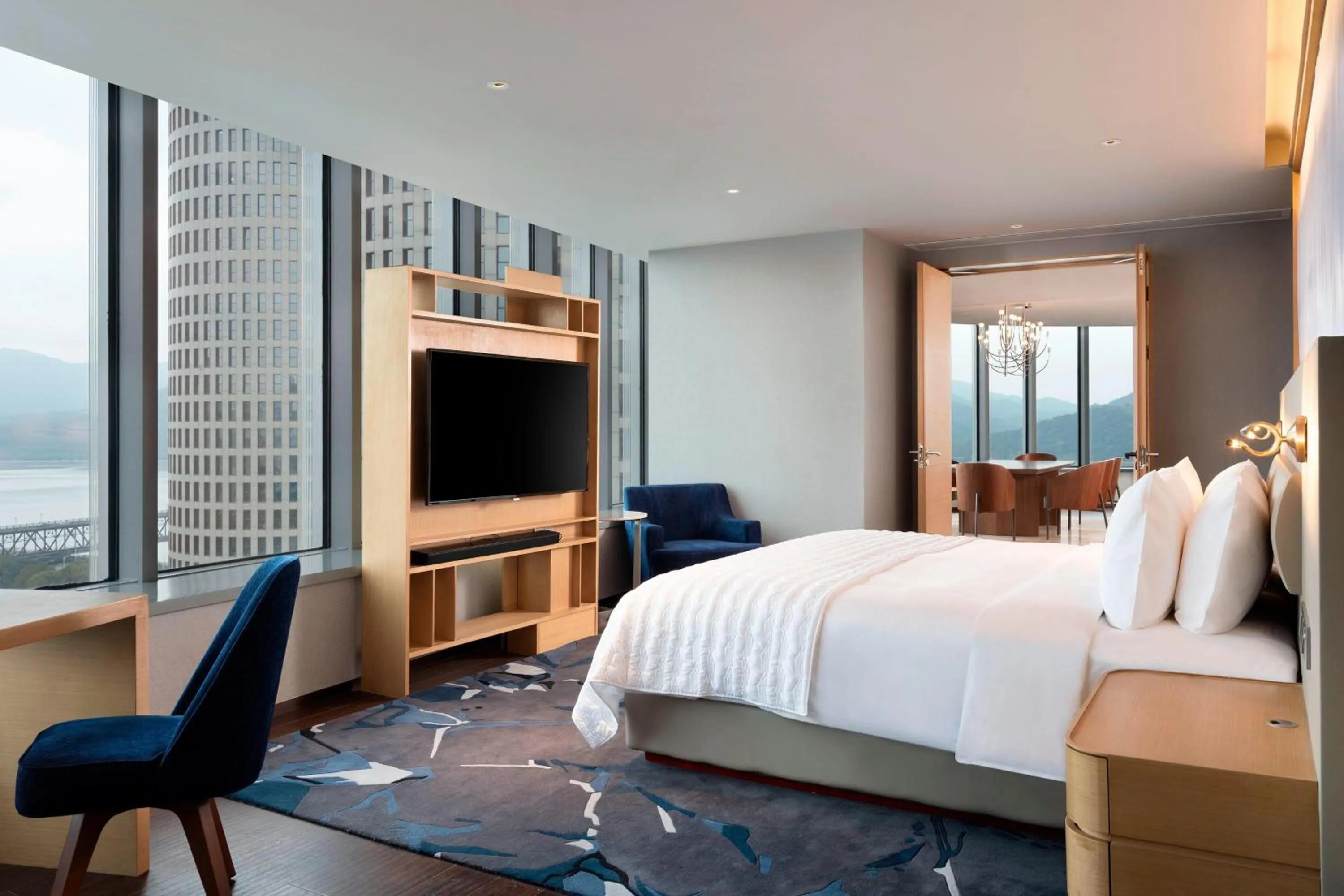 Photo of the whole room, Bed in Le Meridien Hangzhou, Binjiang