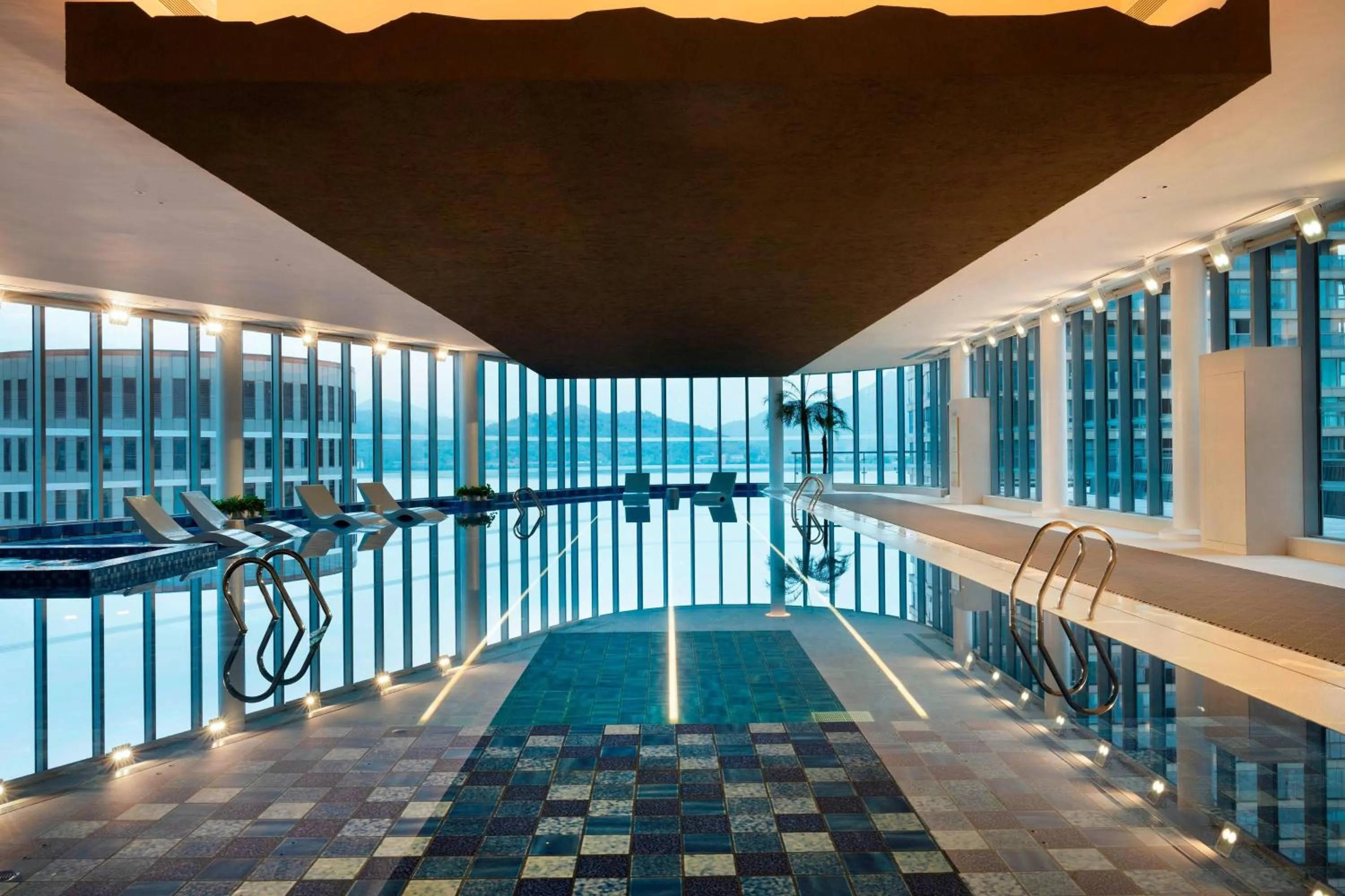 Swimming pool in Le Meridien Hangzhou, Binjiang