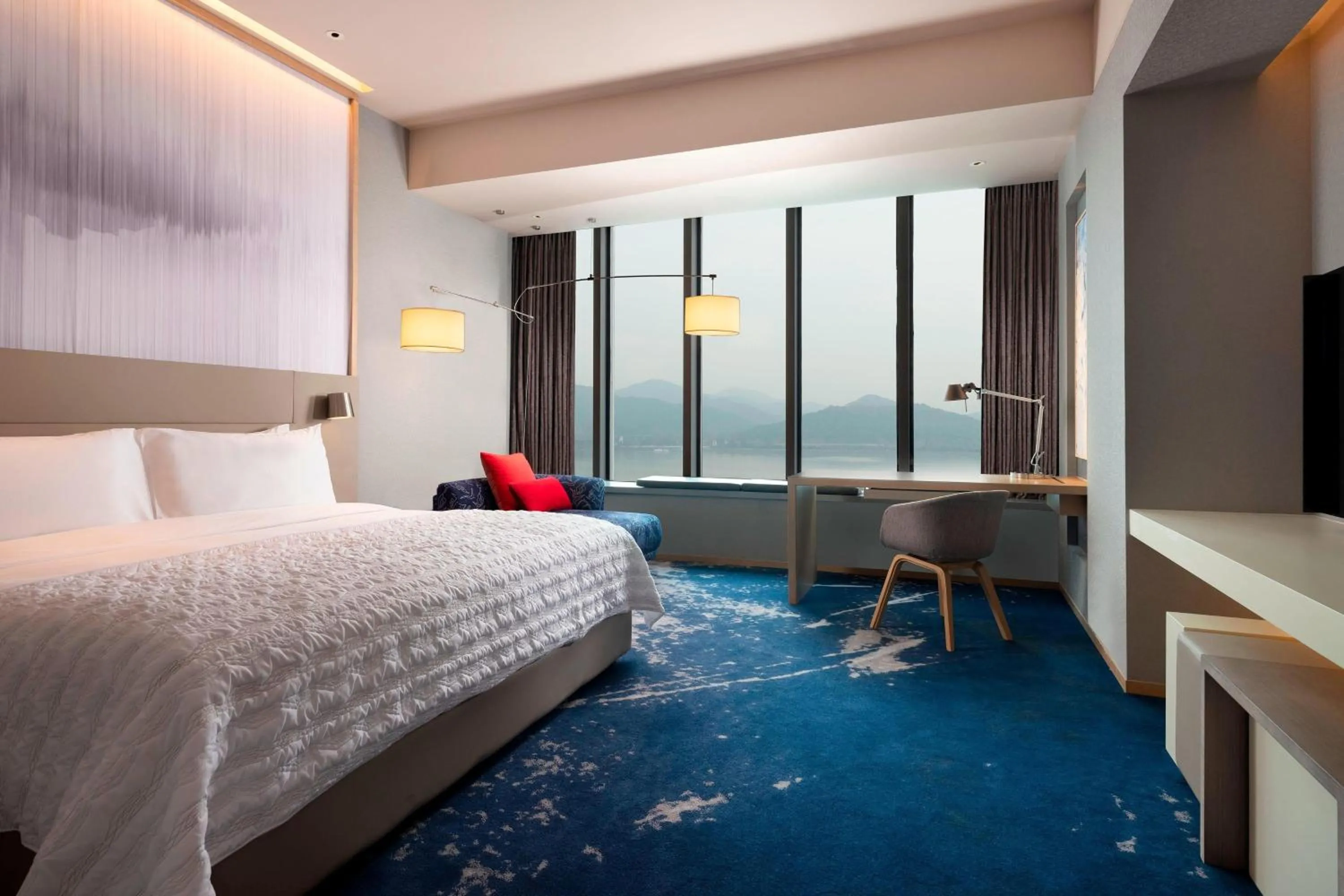 Photo of the whole room, Bed in Le Meridien Hangzhou, Binjiang