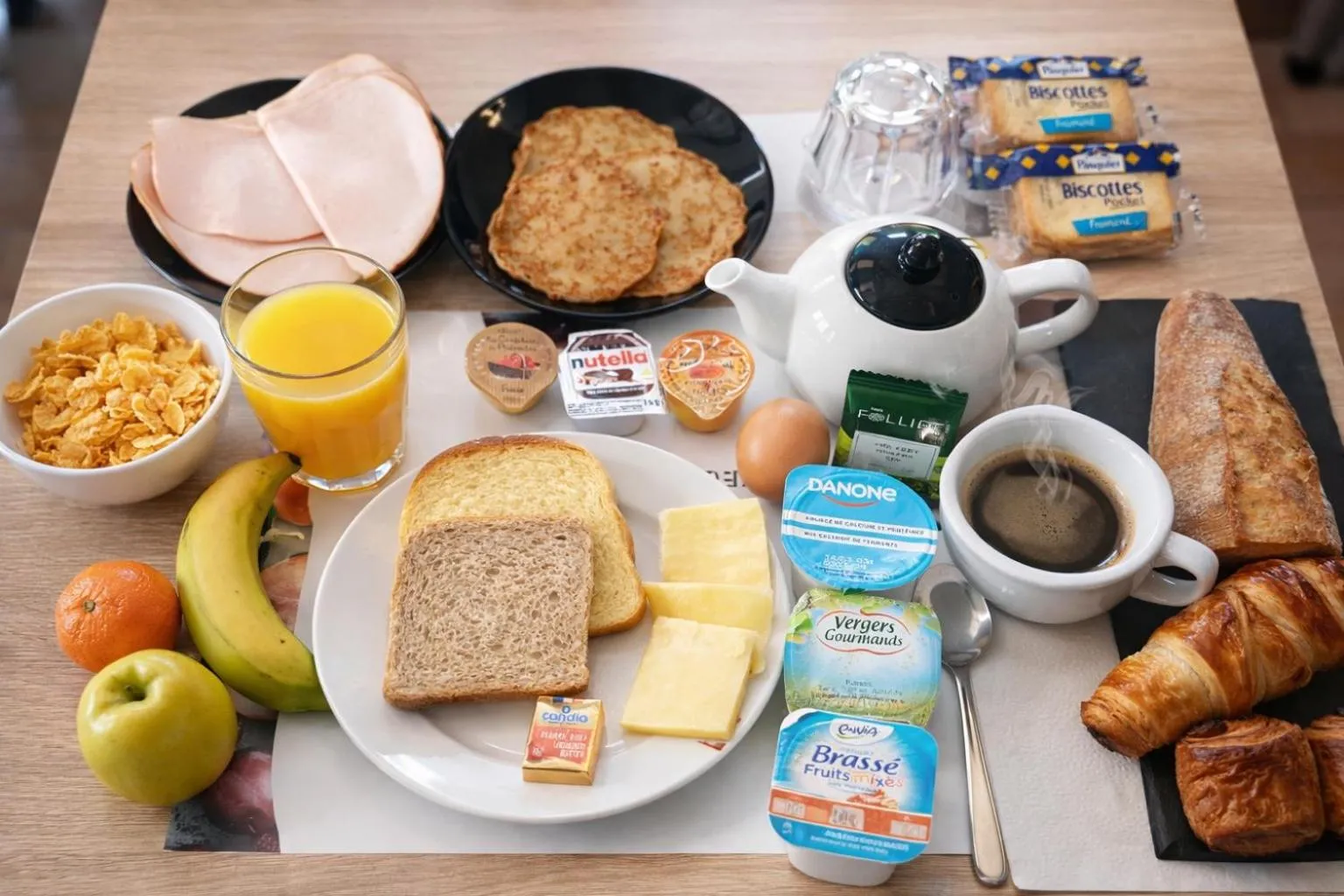 Buffet breakfast in Enzo Hotels Chartres Mainvilliers