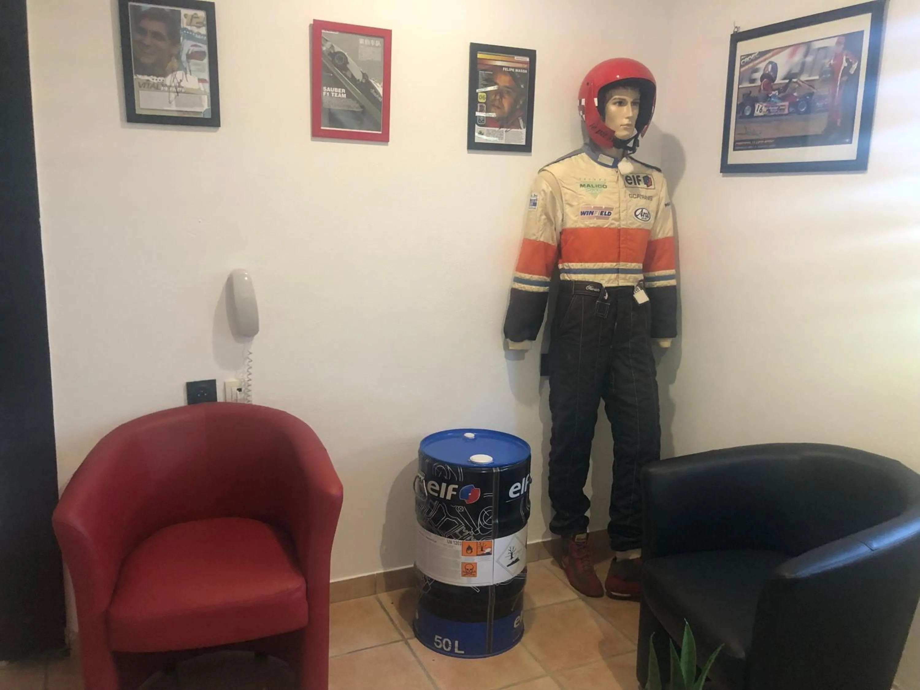 Living room in Enzo Hotels Chartres Mainvilliers by Kyriad Direct