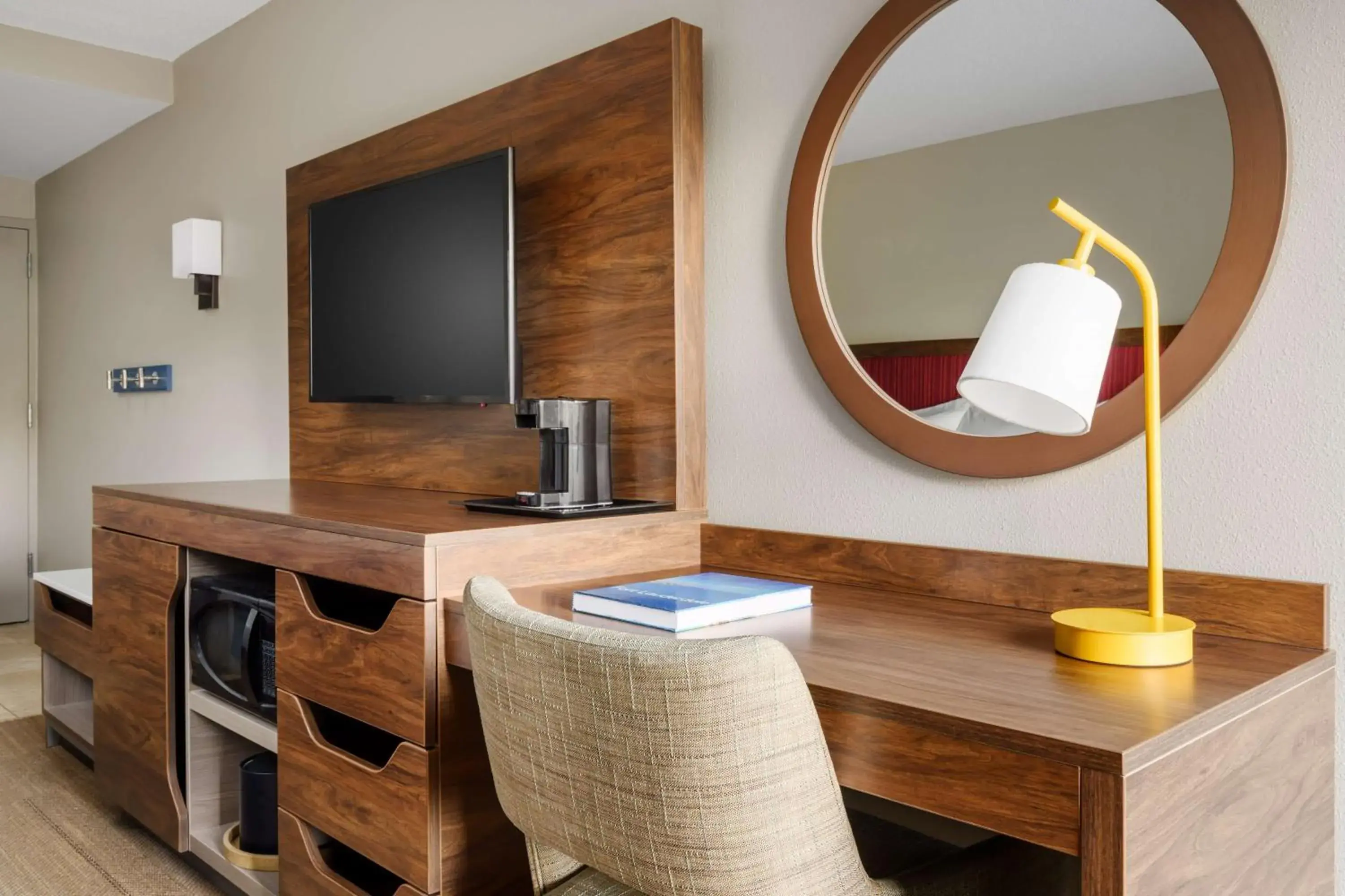 Queen Room with Roll-In Shower - Mobility Access/Non-Smoking in Hampton Inn Ft. Lauderdale-Cypress Creek Queen Room with Roll-In Shower - Mobility Access/Non-Smoking in Hampton Inn Ft. Lauderdale-Cypress Creek