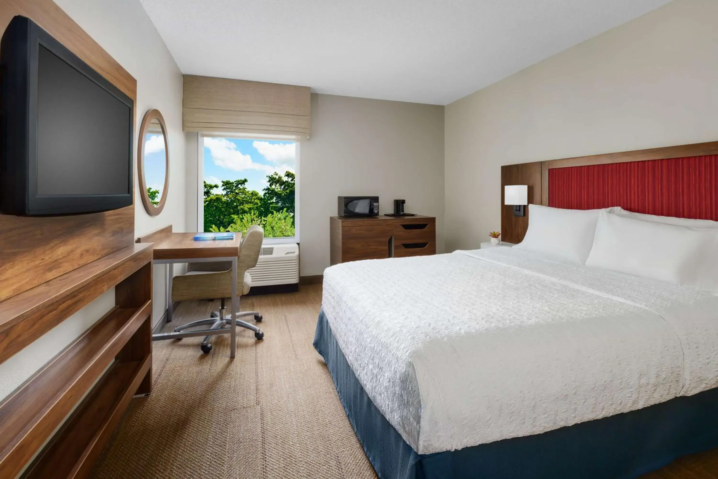 Bedroom, Bed in Hampton Inn Ft. Lauderdale-Cypress Creek Bedroom, Bed in Hampton Inn Ft. Lauderdale-Cypress Creek