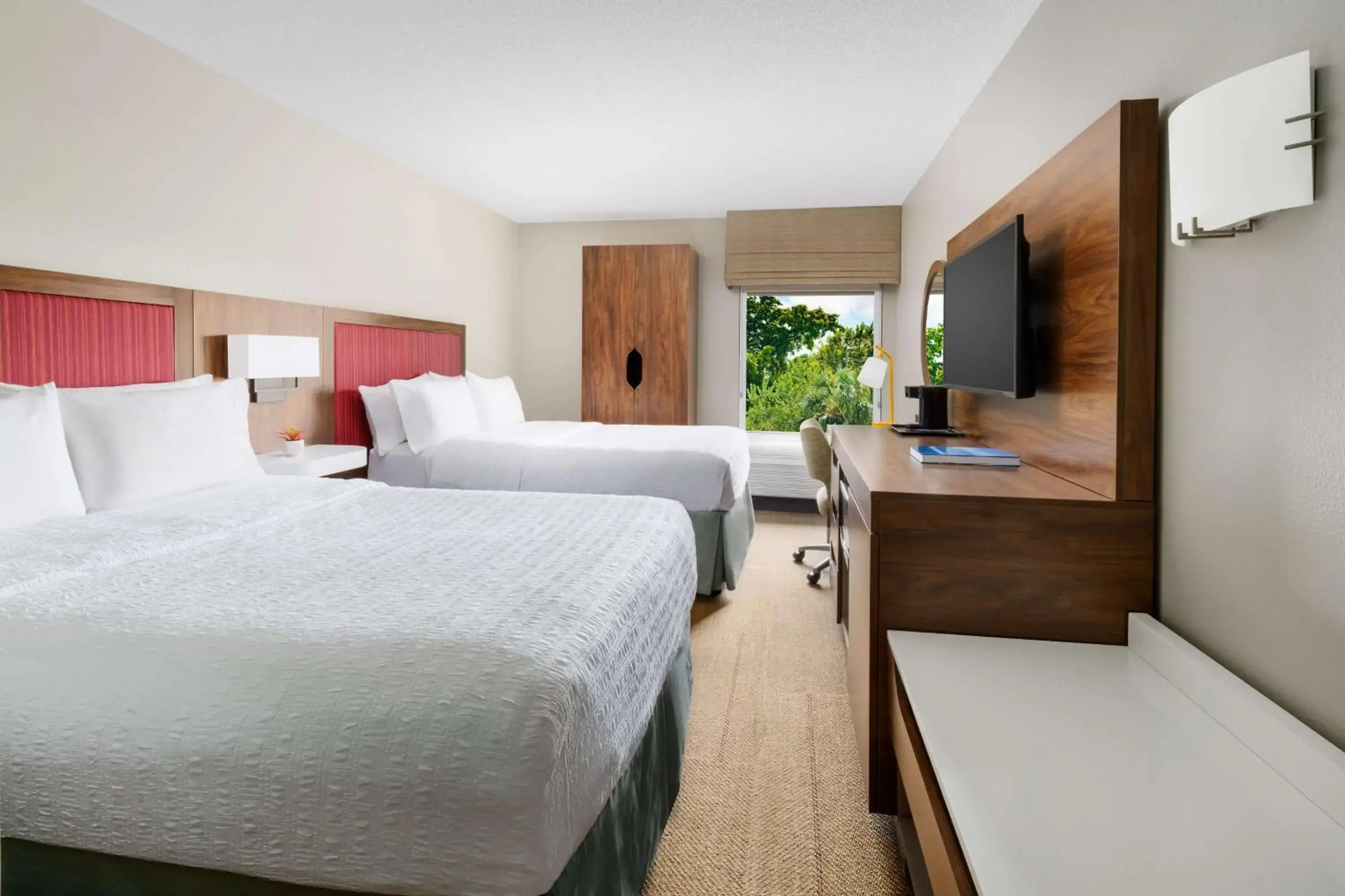 Bed in Hampton Inn Ft. Lauderdale-Cypress Creek Bed in Hampton Inn Ft. Lauderdale-Cypress Creek